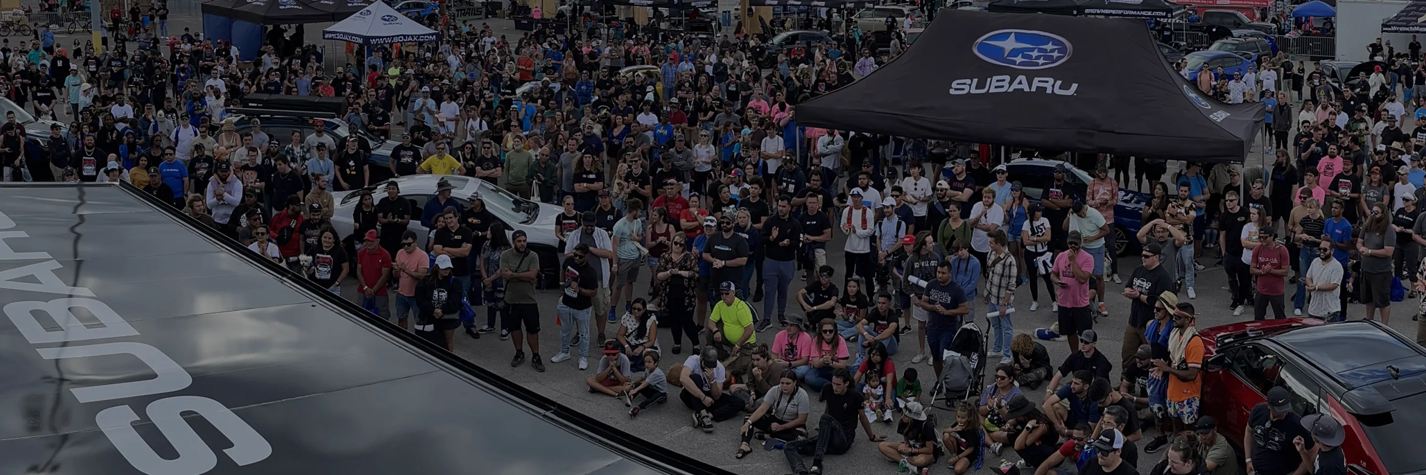 Subie Festイベント会場に集まる多くの人々の写真