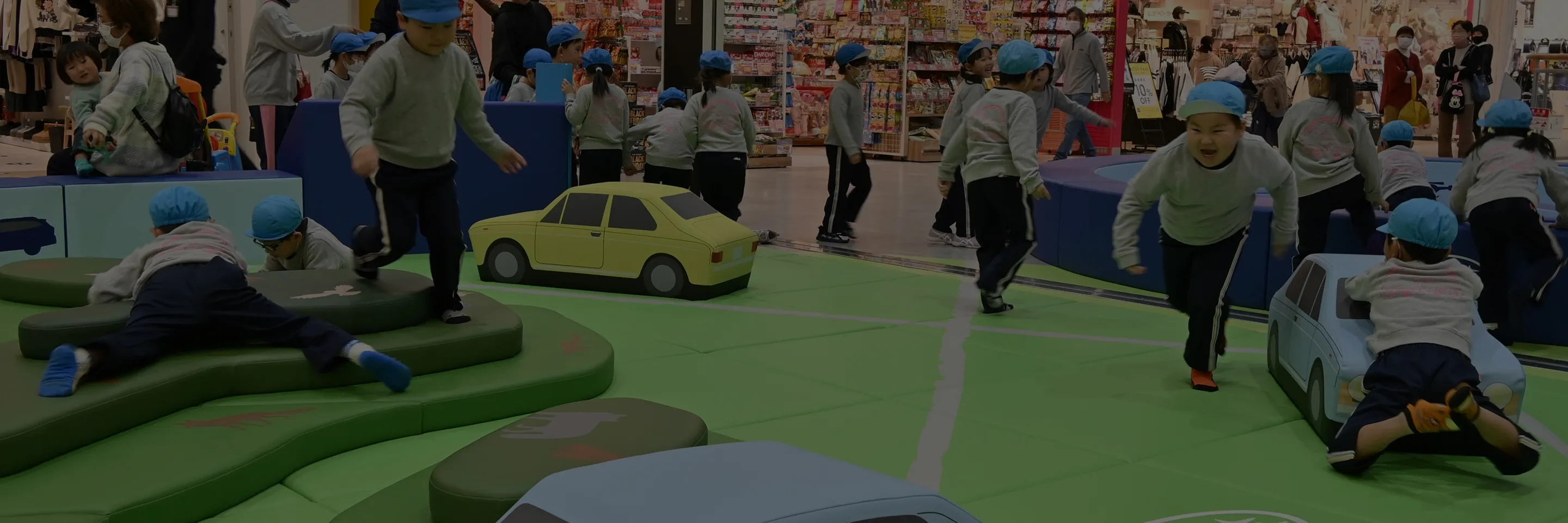 SUBARUデザインとコラボレーションしたイオンキッズスペースで遊ぶ子どもたちの写真