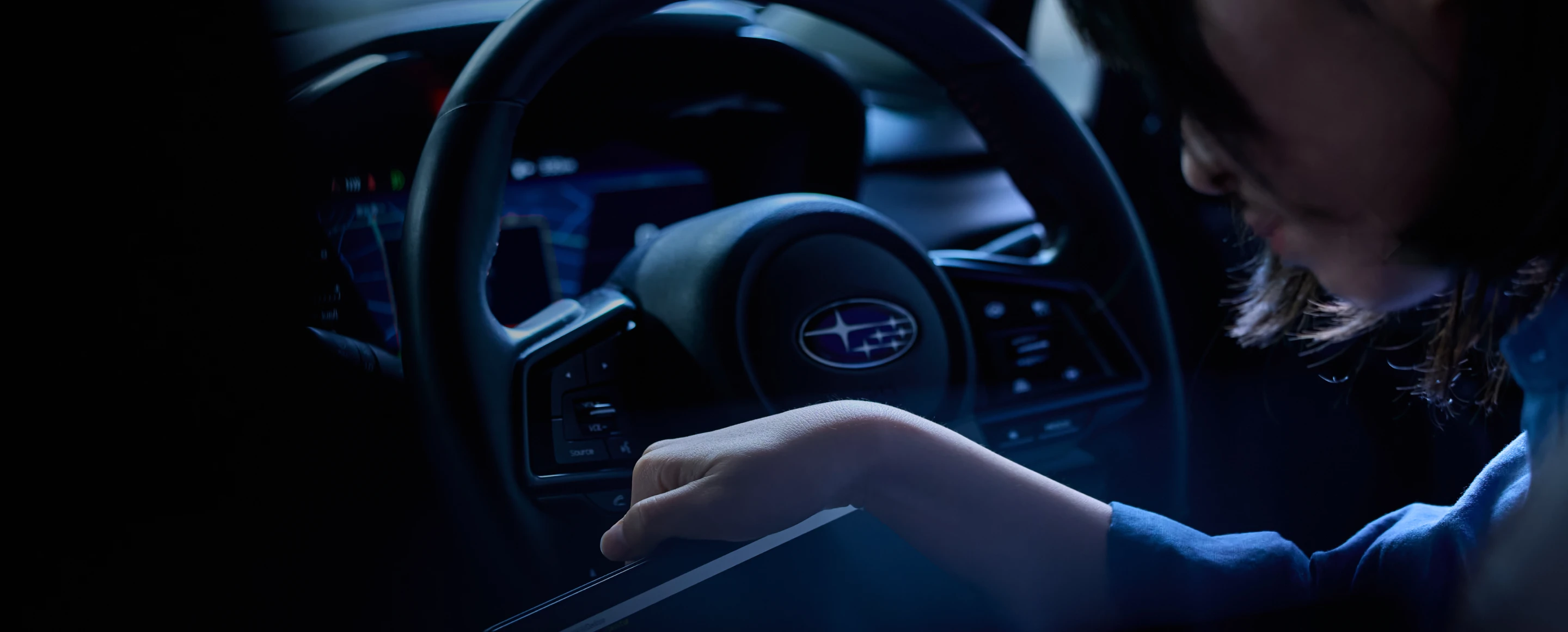 SUBARU Labのメンバーがデスクで働く様子