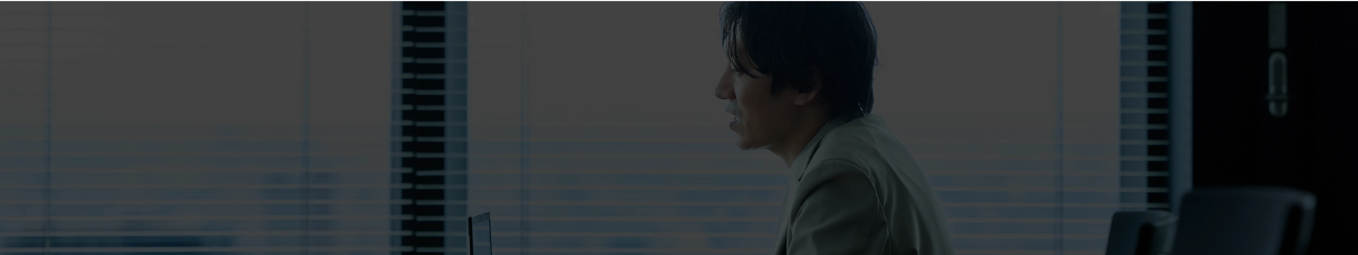 手前の荒木と奥にいる税所が会話している様子
