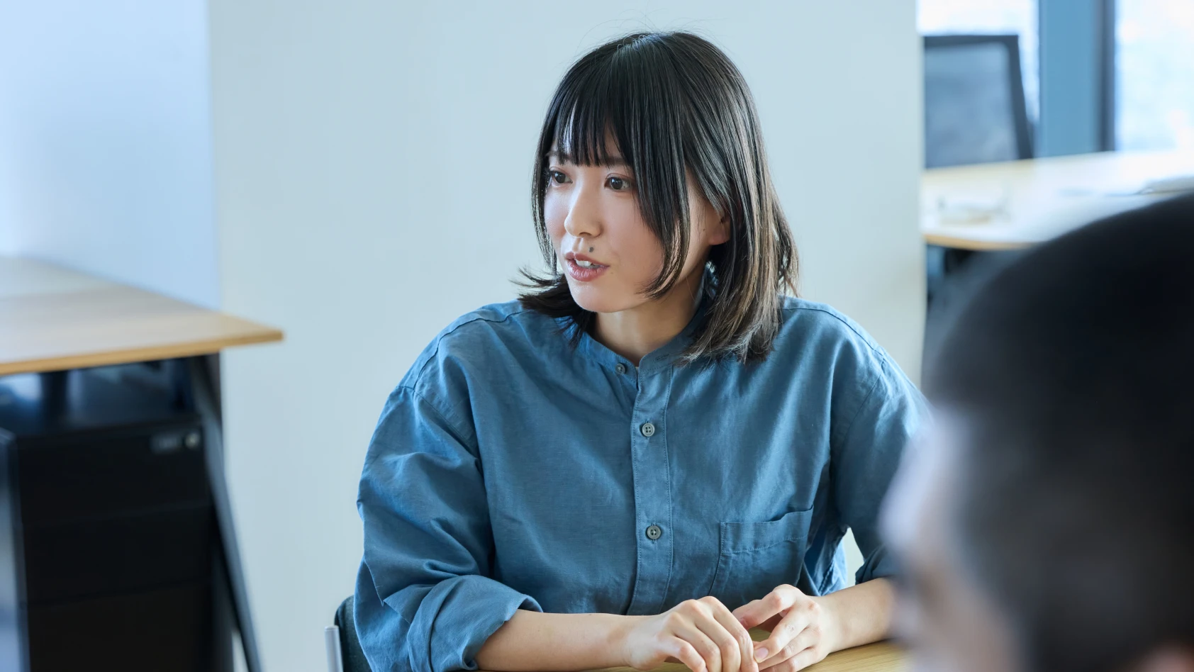 税所が話している様子