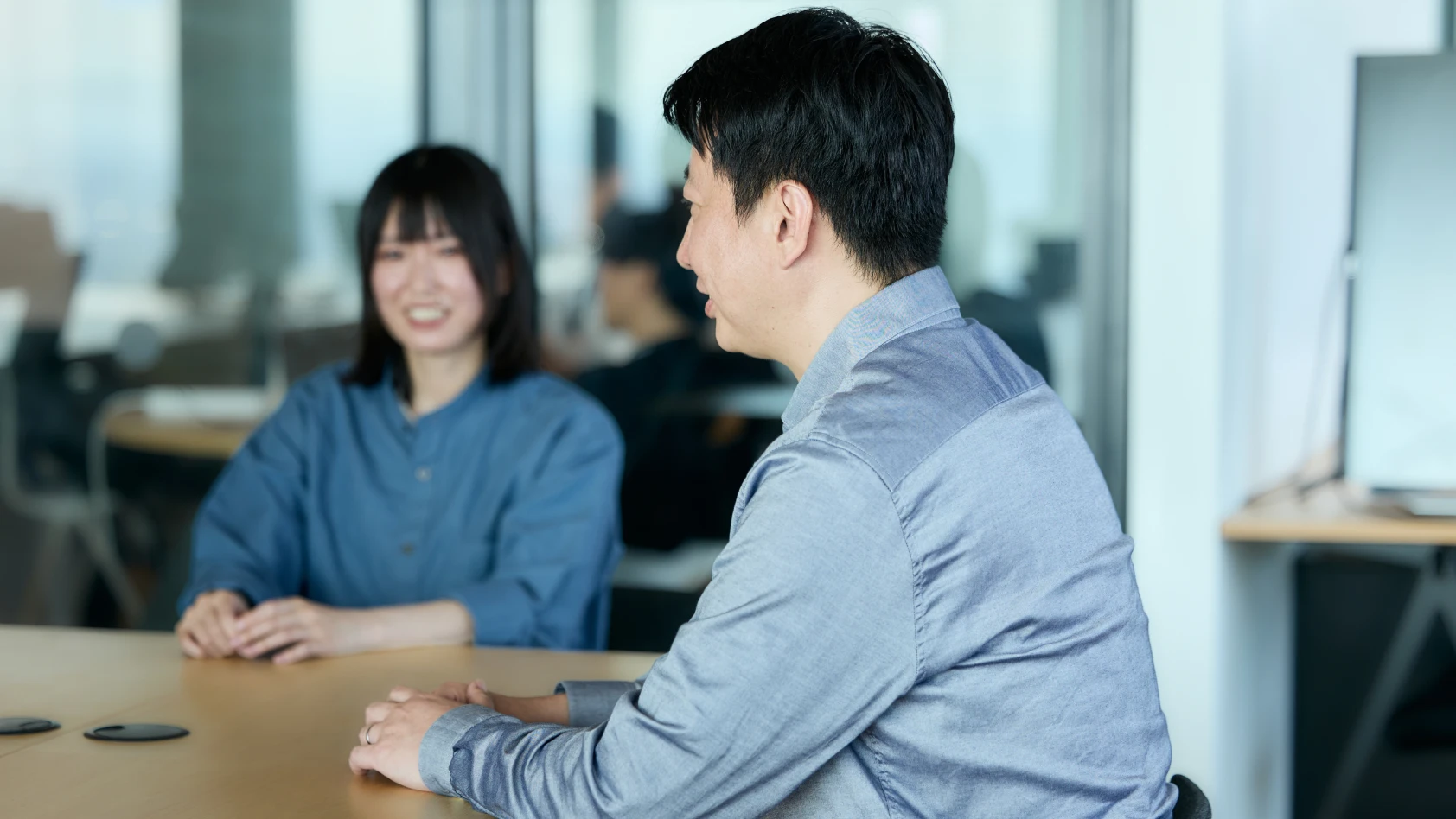 荒木と税所が笑顔で話している様子