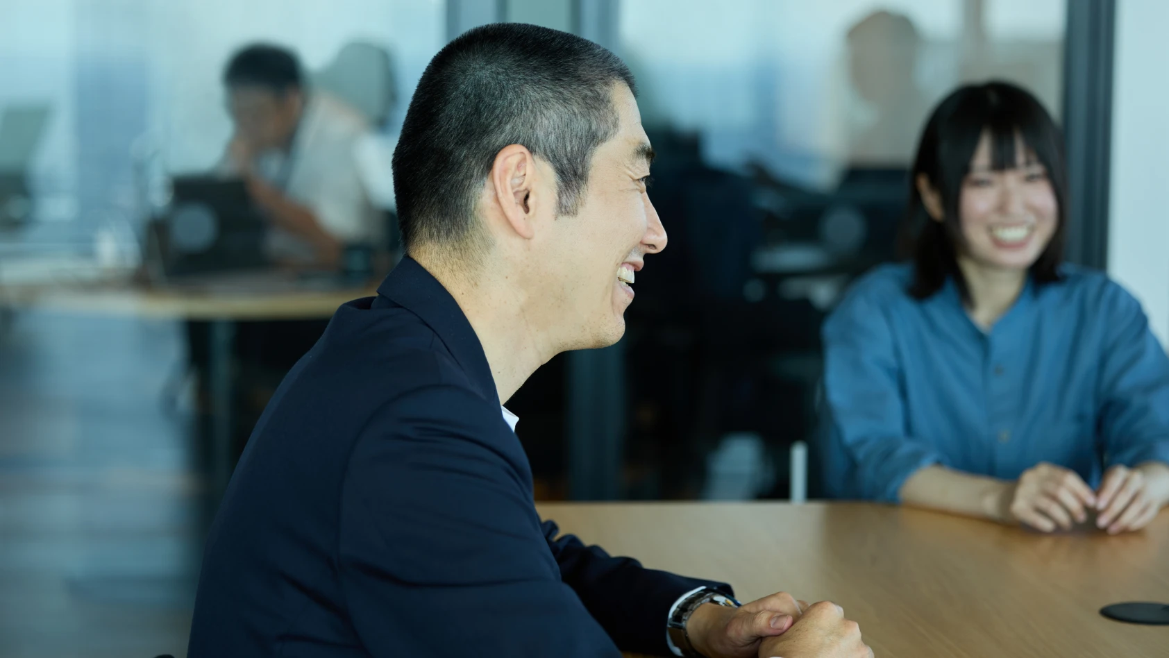 金井と税所が笑顔で話している様子