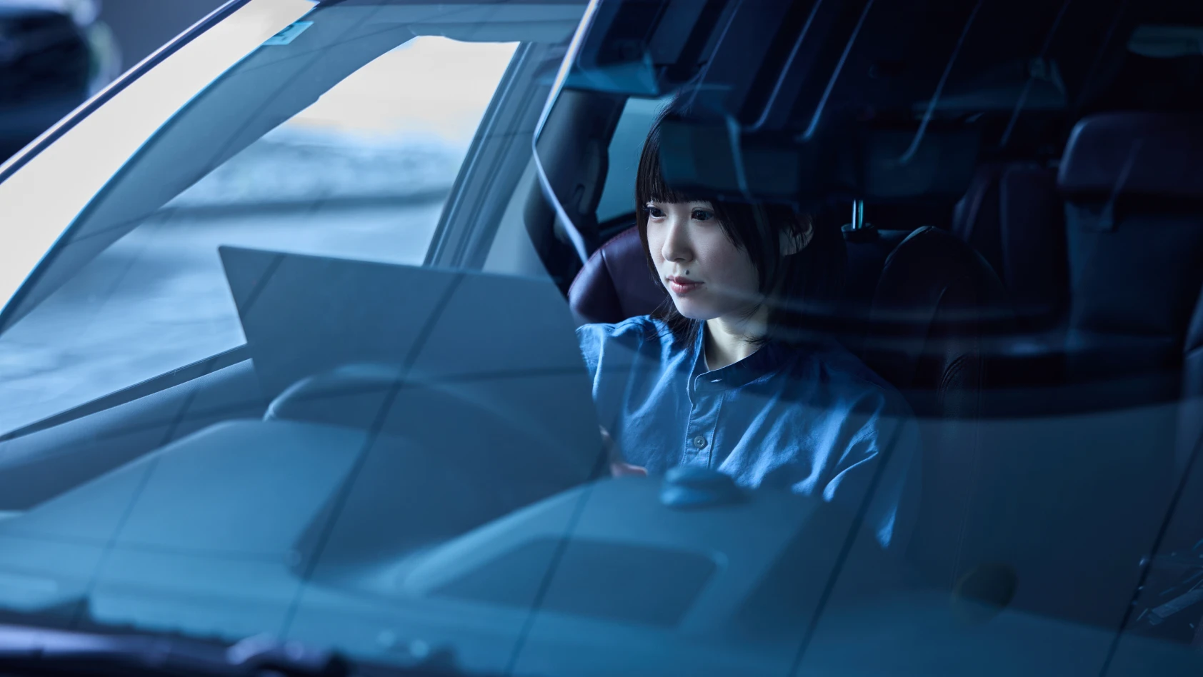 税所が車で仕事をしている様子