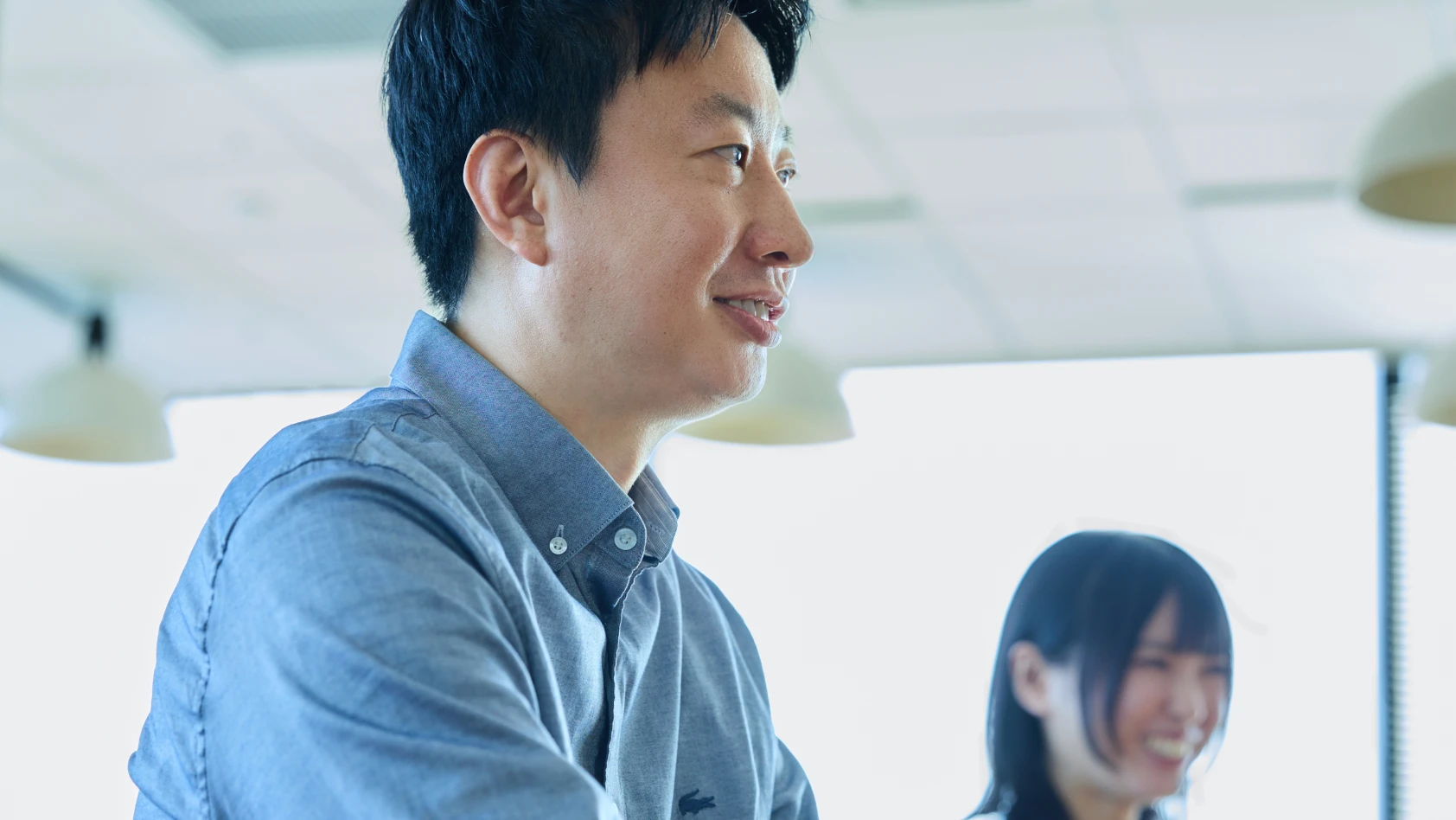荒木と税所が笑顔で話している様子