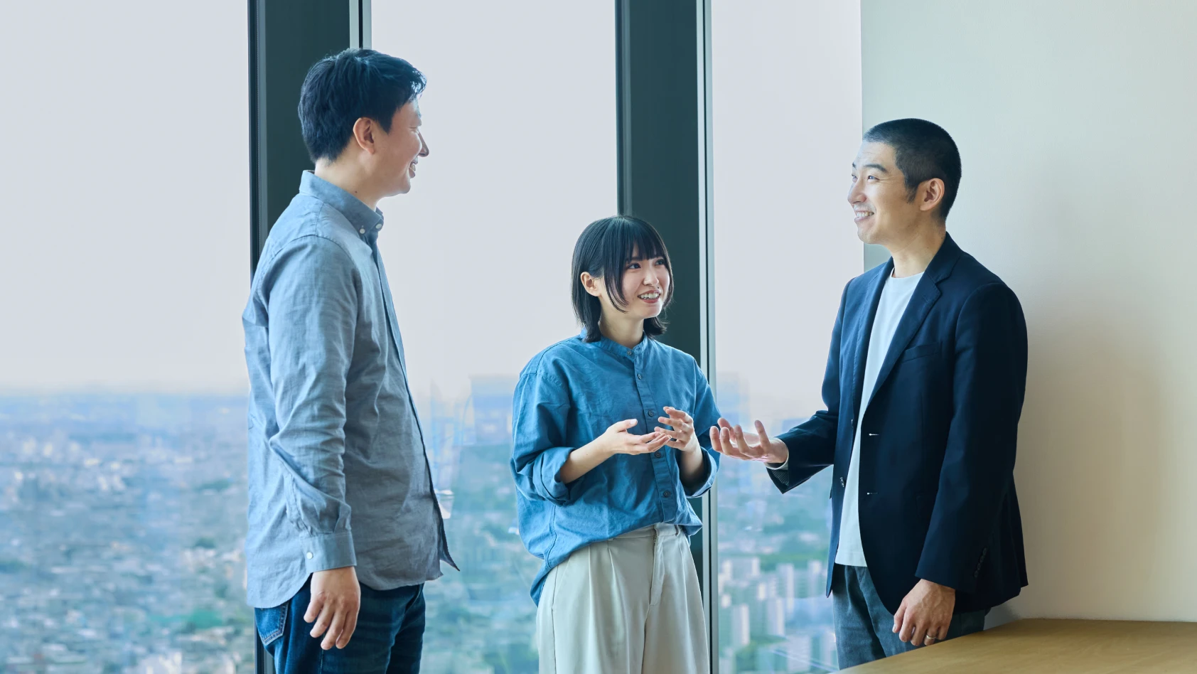 金井、荒木、税所が立ちながら話をしている様子