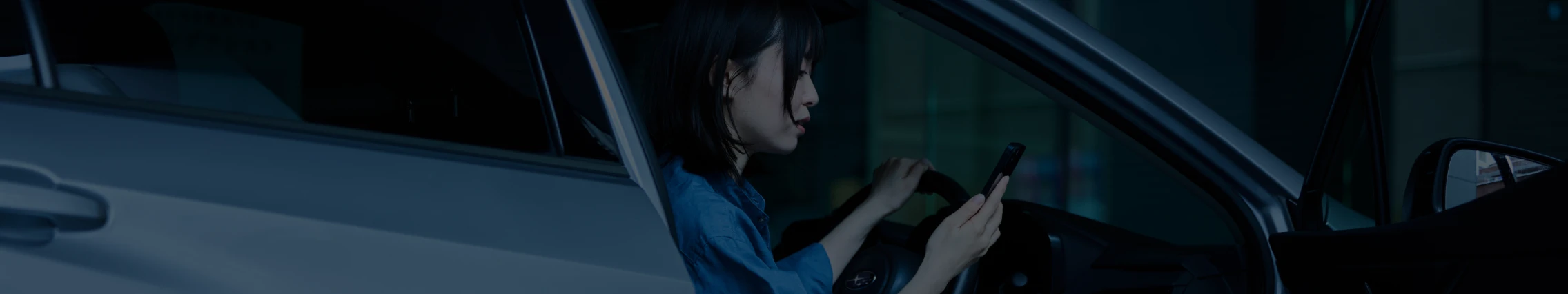 税所が車で仕事をしている様子