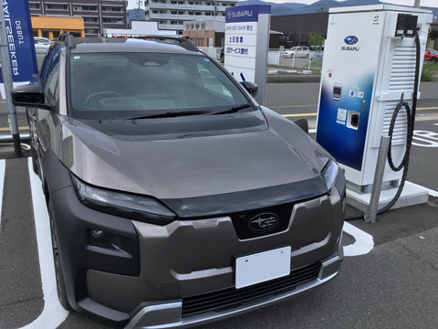 店舗に設置された電気自動車向け急速充電器（スバル東北）