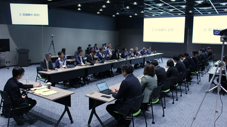 社内イントラネットを通じて従業員に共有される労使協議の様子