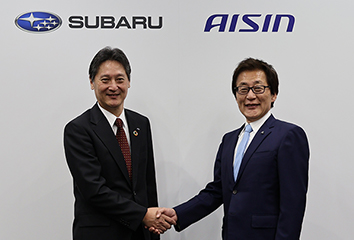 左：SUBARU 代表取締役社長 大崎 篤｜右：アイシン　取締役社長　吉田 守孝