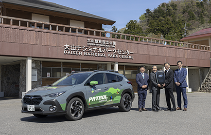 Vehicle handover ceremony (Daisen National Park Center)