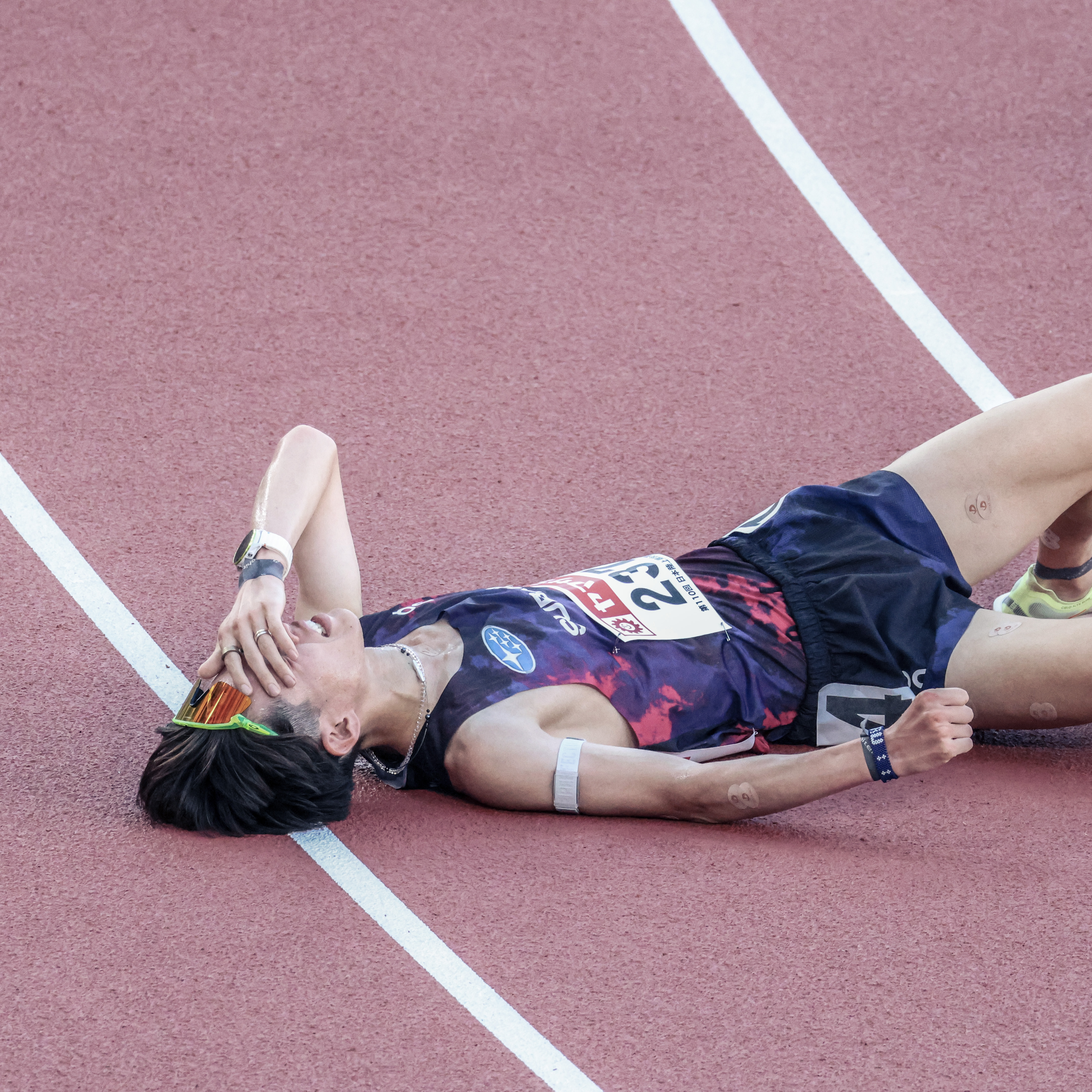 ゴール後、トラックに倒れ込む鈴木選手