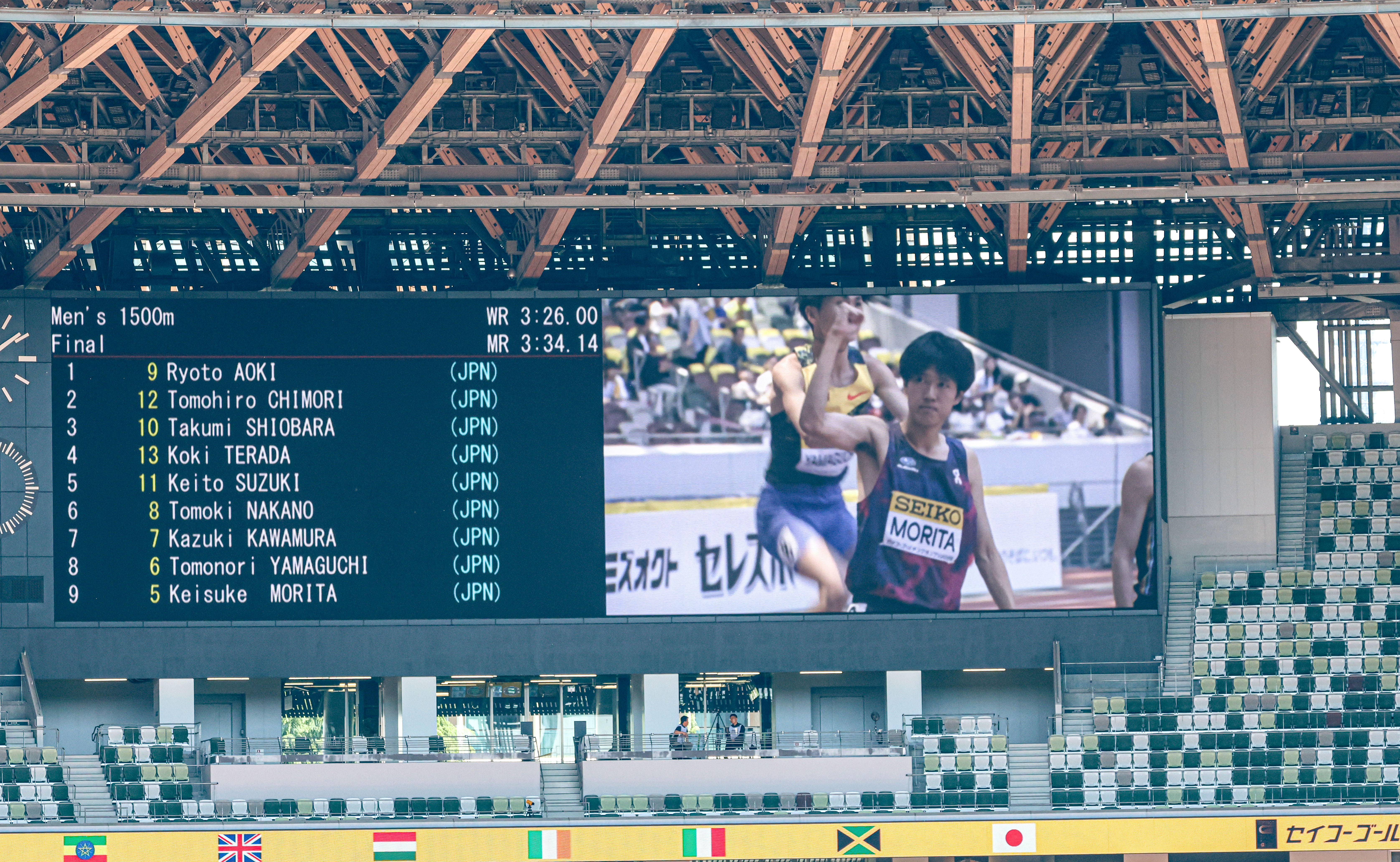 会場ビジョンに映し出されるレースの様子