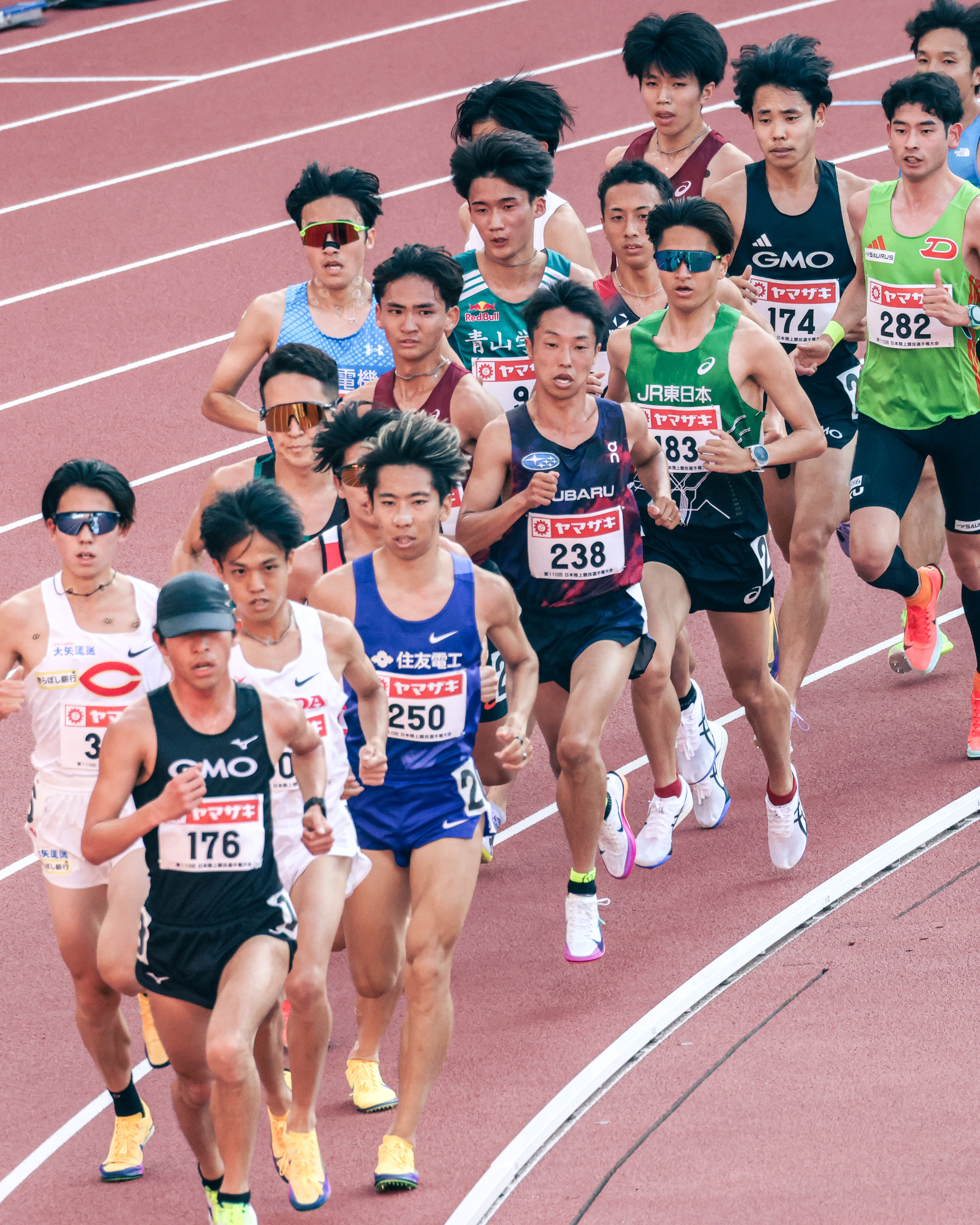 中盤、密集した集団の中でポジションをうかがう