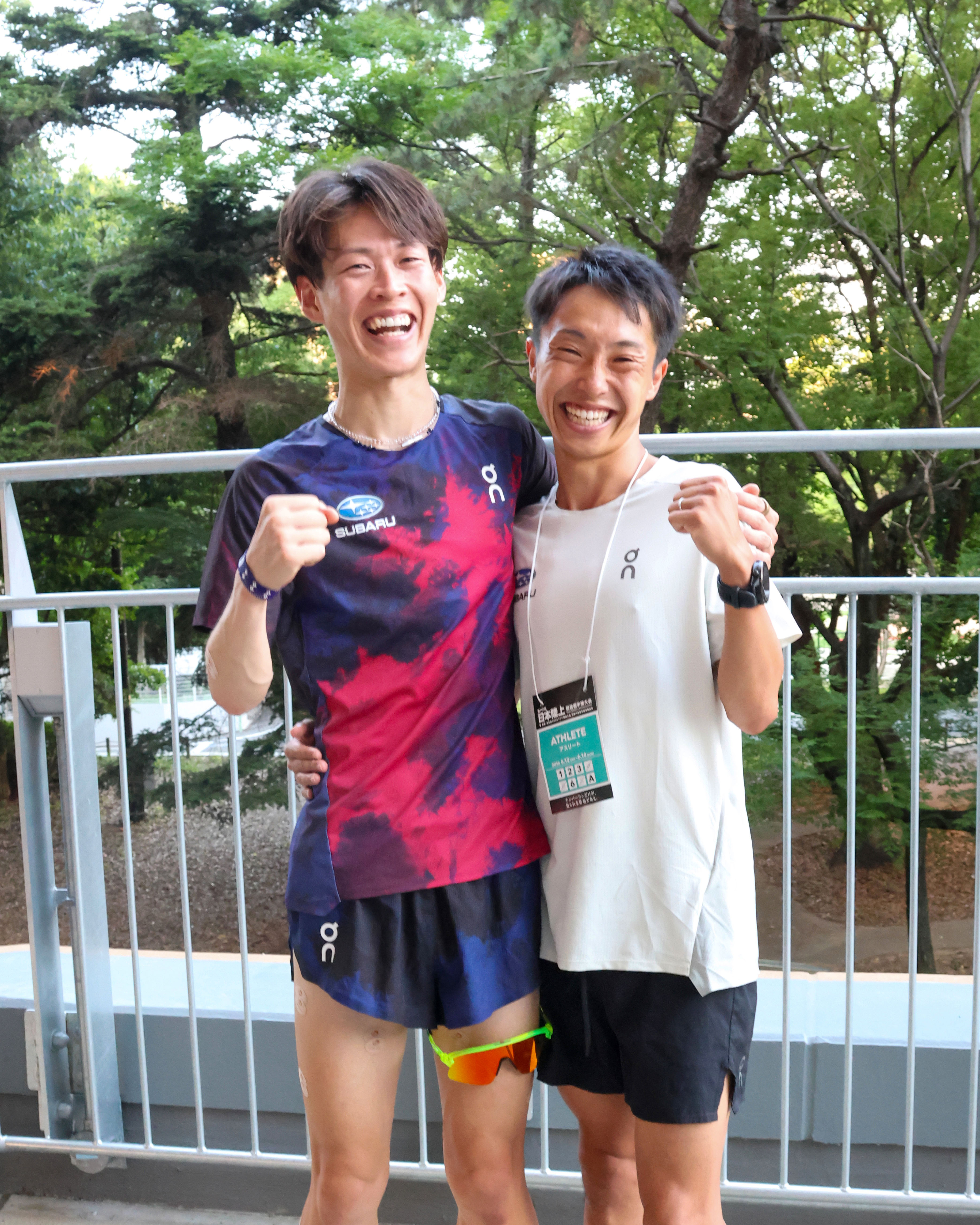 レース後、フェンス越しに応援団とこたえる選手