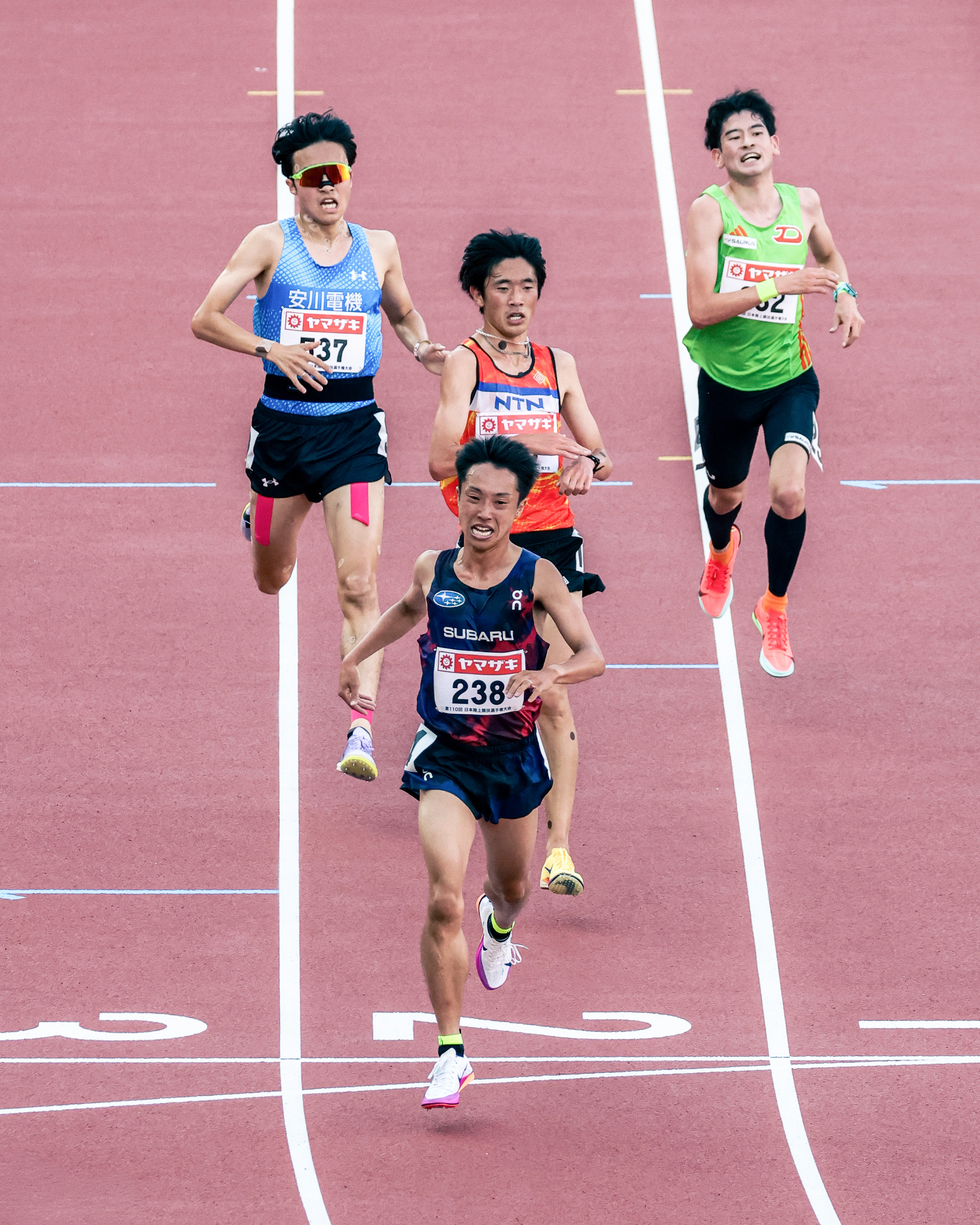 混戦のゴールへ飛び込む梶谷選手