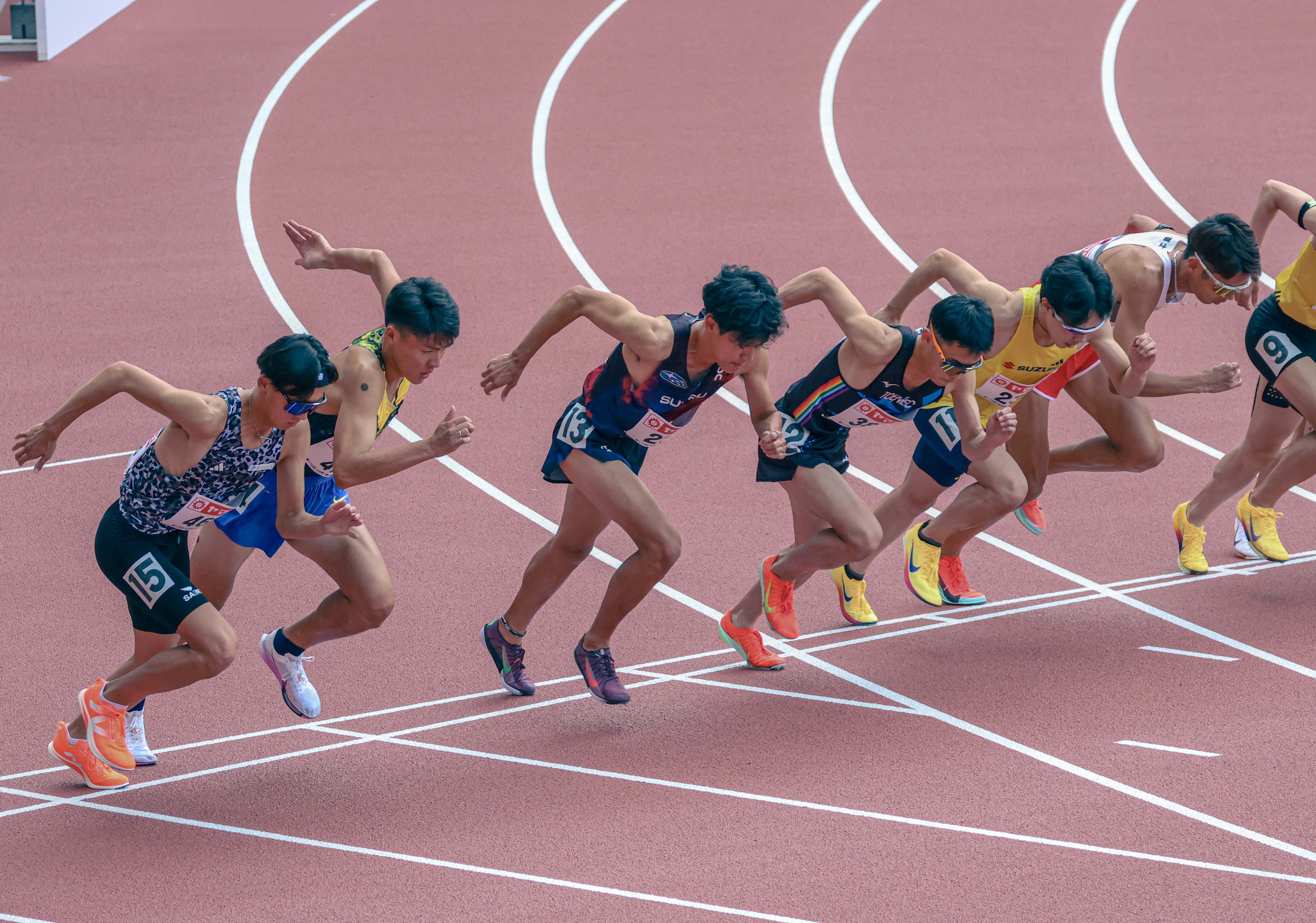 一斉に飛び出す1500m予選のスタート