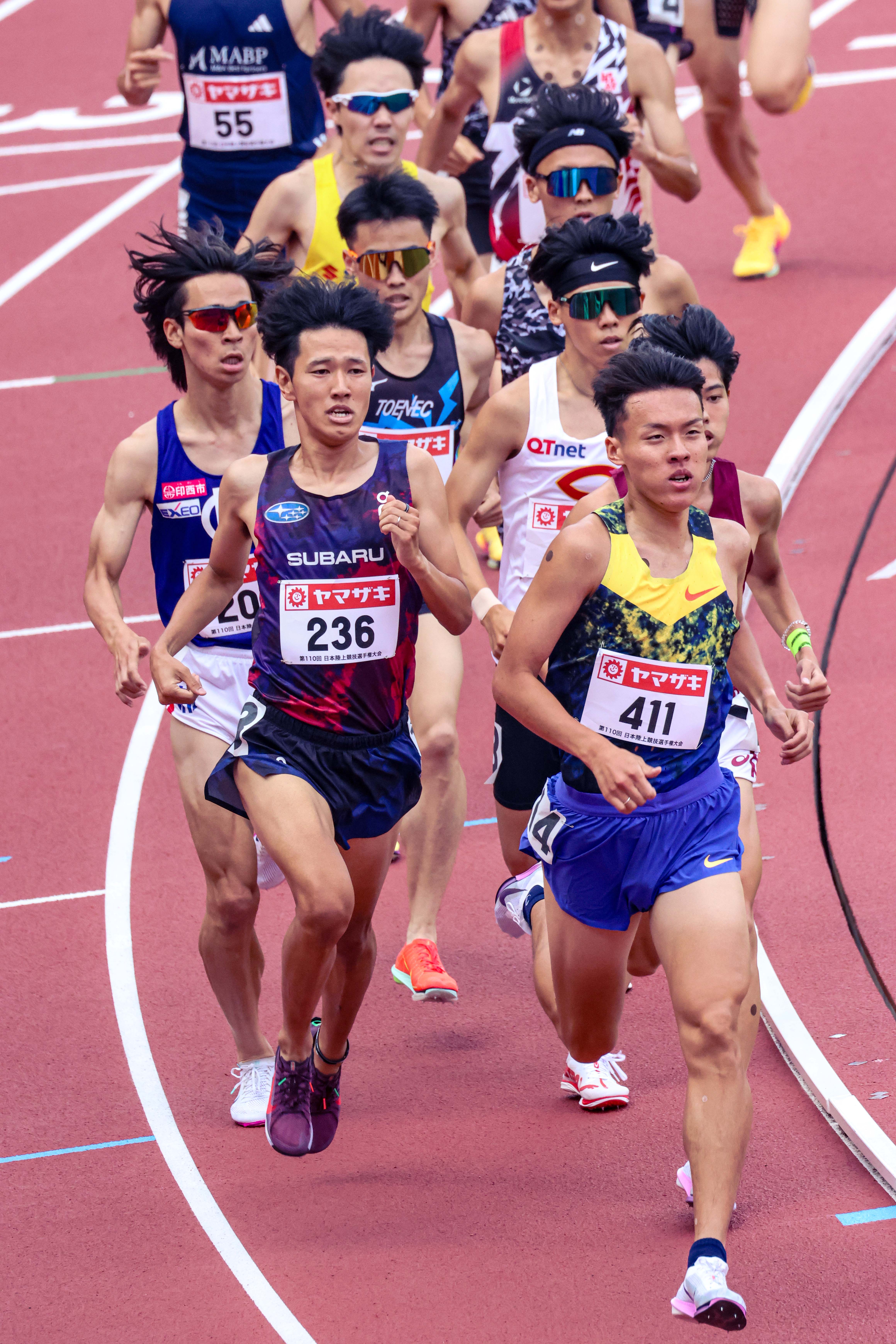 終盤、前方で競り合う森田選手