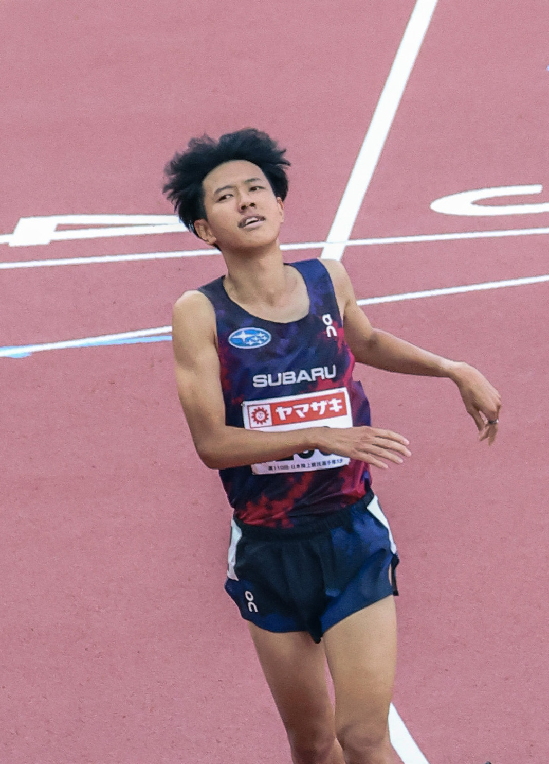 笑顔でゴールへ駆け抜ける森田選手