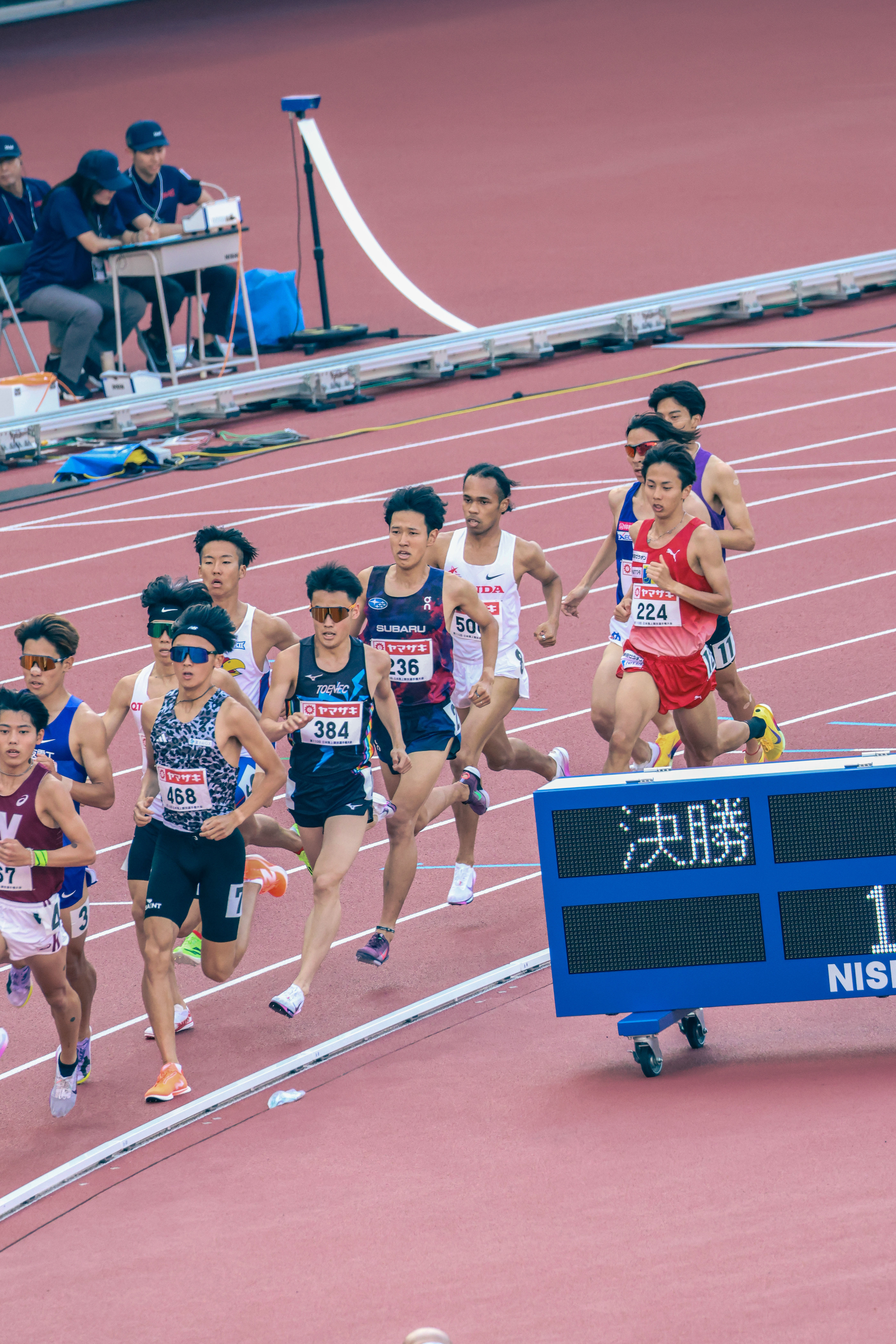 序盤、集団のなかで進む決勝レース