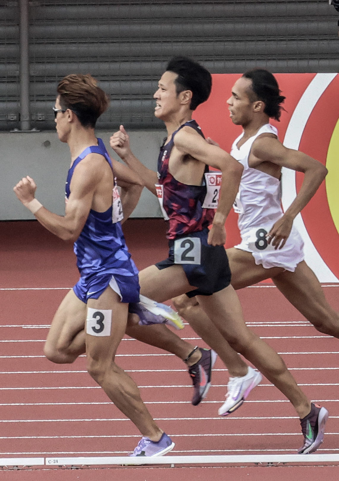 拳を握り、激しく競り合う森田選手