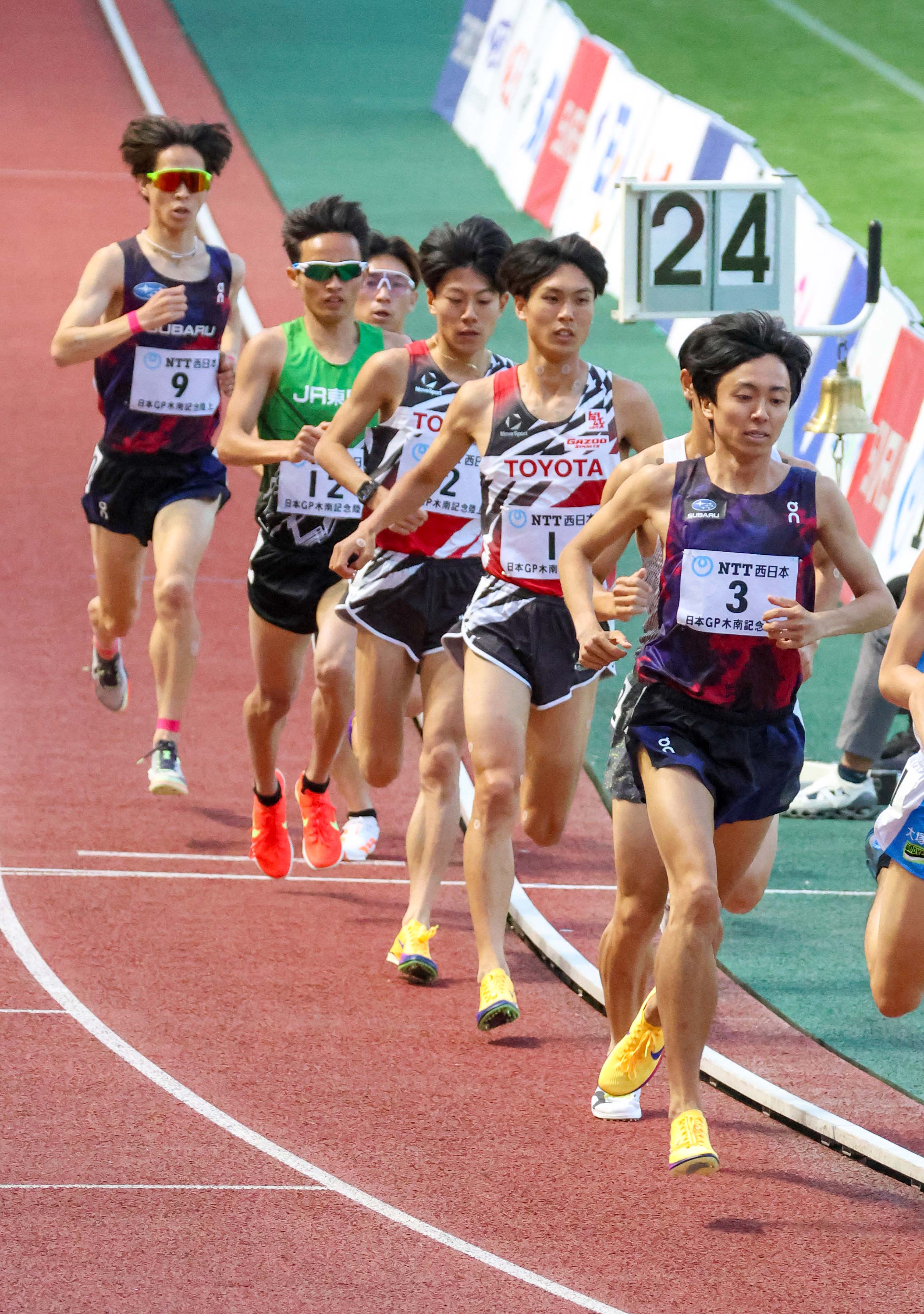 集団前方を走る小林歩選手