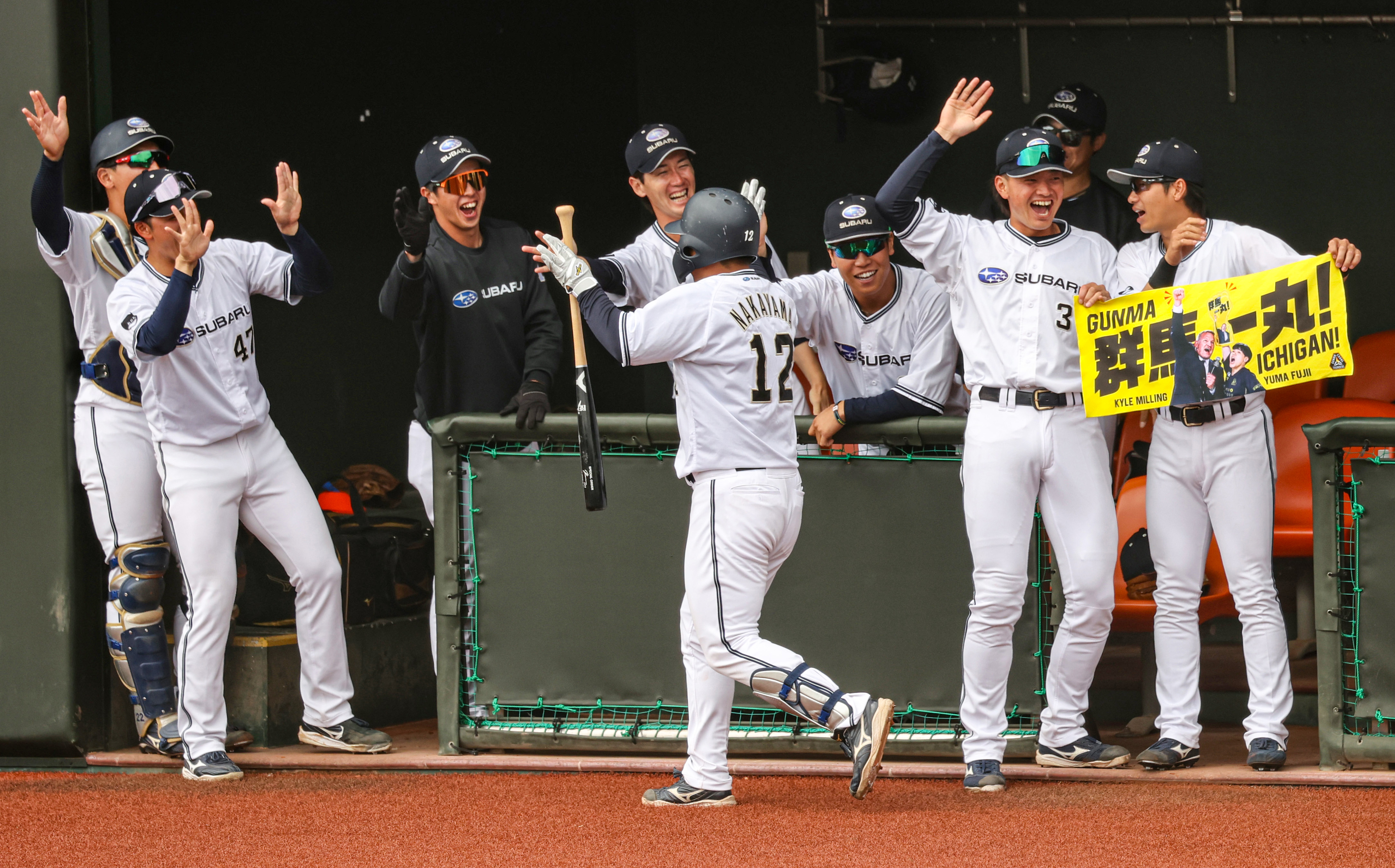 中山の本塁打に沸き上がるベンチ