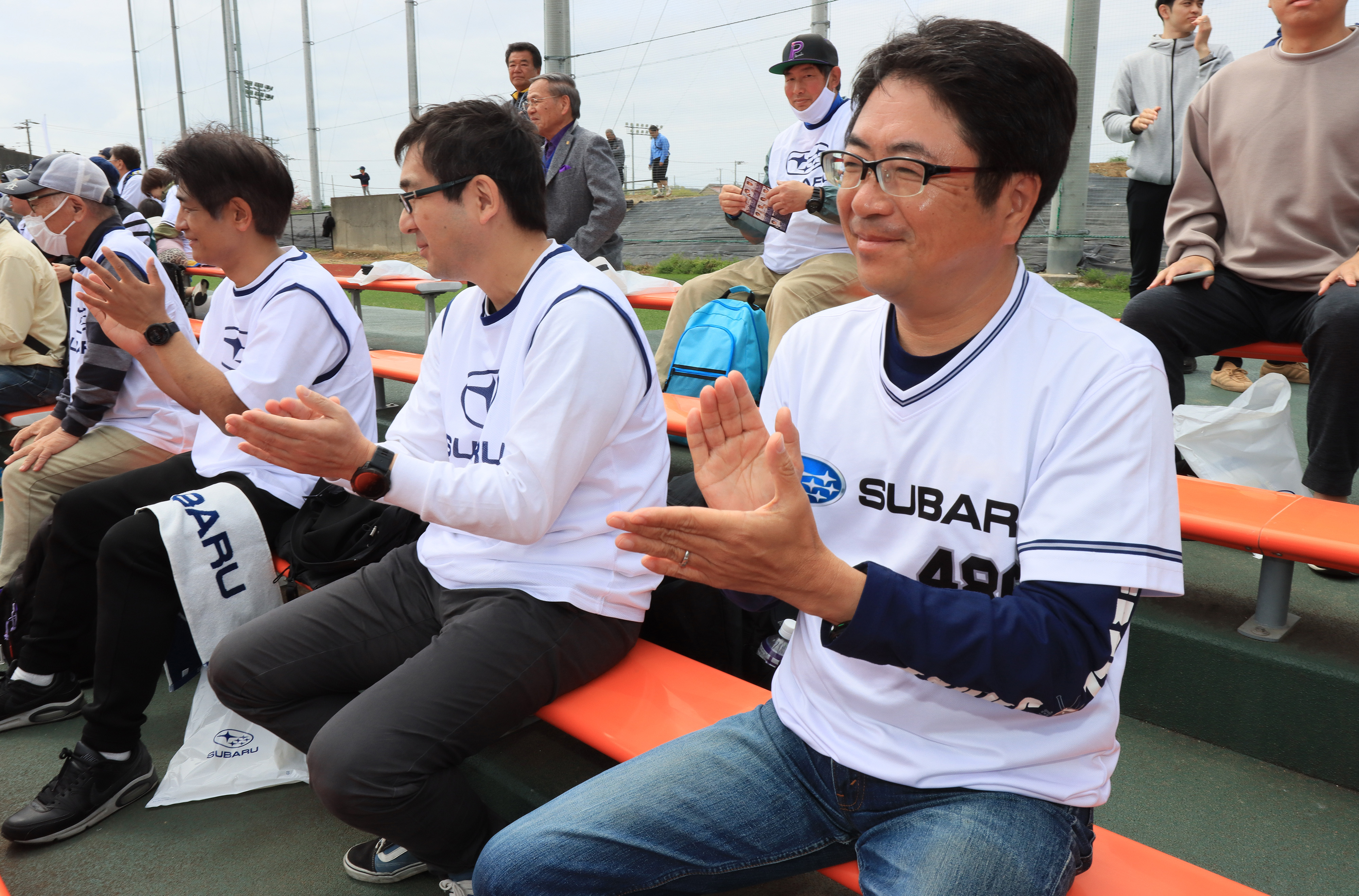 快勝に、笑顔で拍手を送る草深英行運動部後援会長