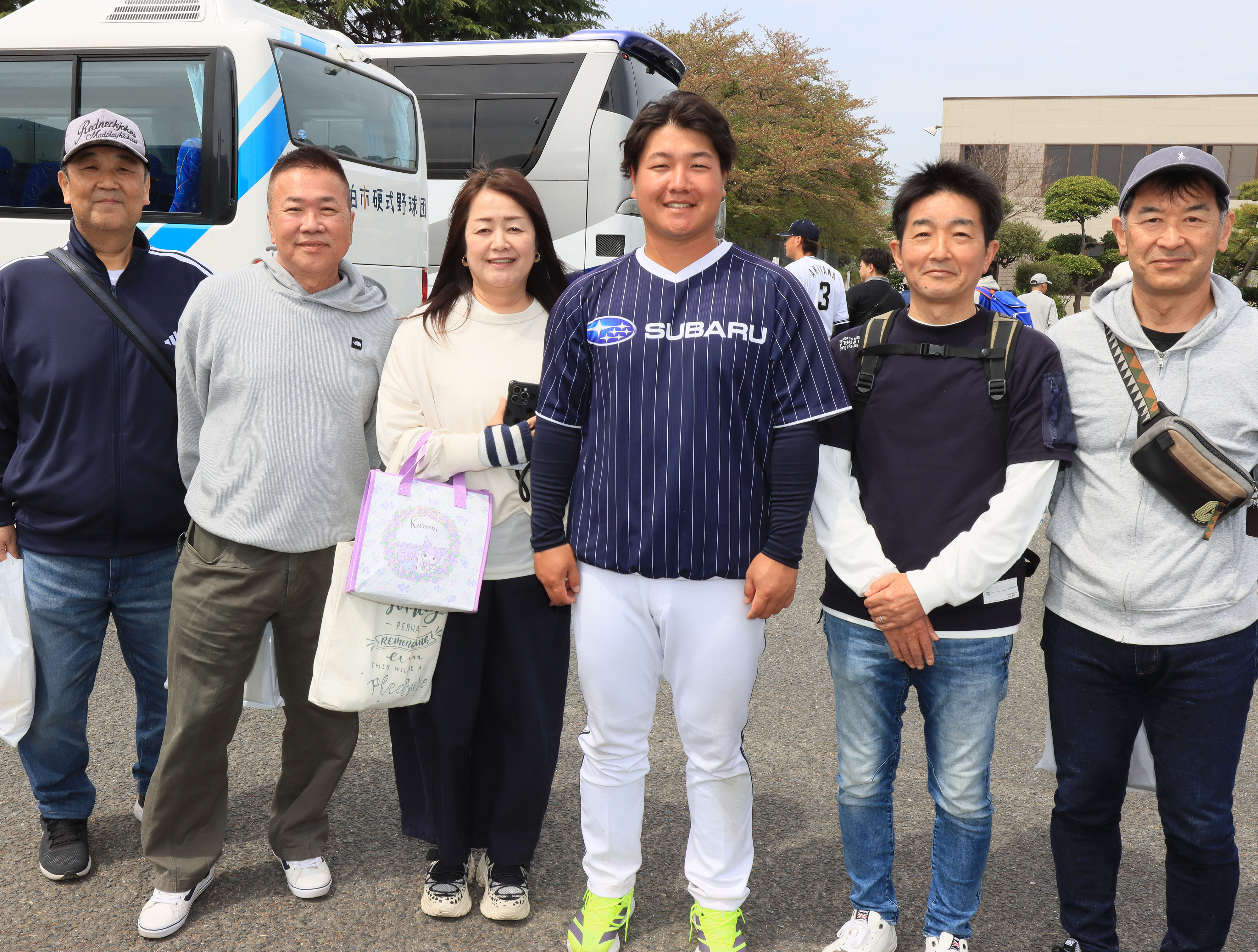 中山琉唯選手の応援に駆け付けた皆さん。ホームラン2本の大活躍に笑顔