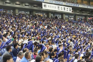 スバルカラーの青で染まった場内