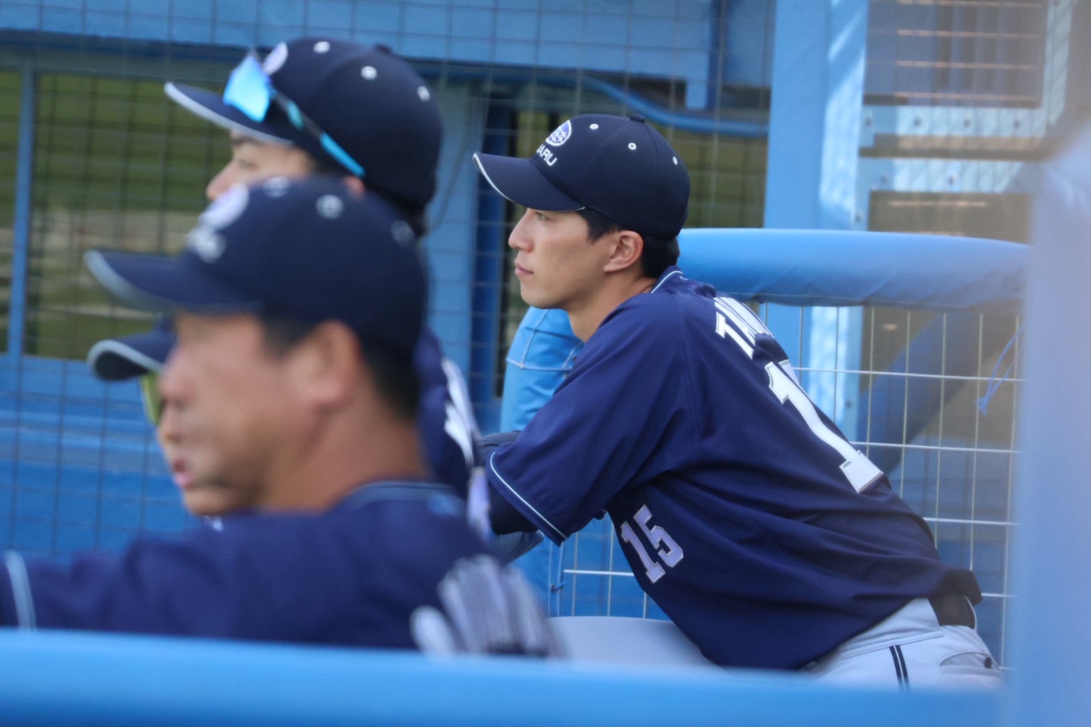 ベンチから試合を見守る田嶋俊輔投手