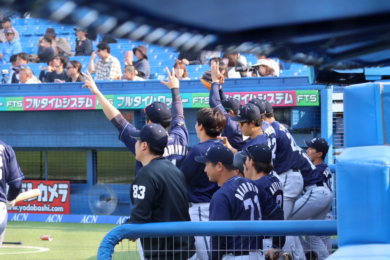 仲間のプレーを、ベンチで盛り上げる選手たち