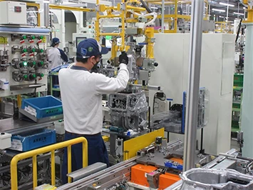 間近で見学できるモノづくり現場の様子