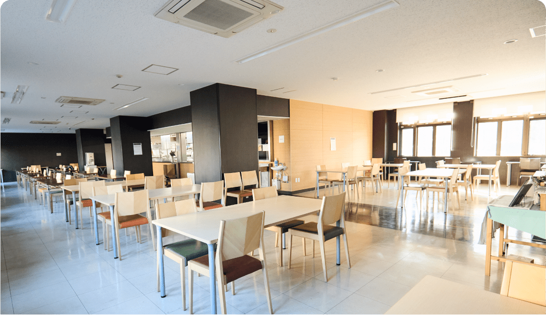 食事の心配なし！広々とした新しい食堂　（東長岡寮）