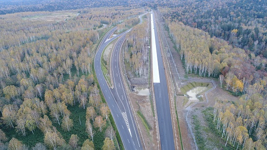 高速道路の緩やかなカーブ