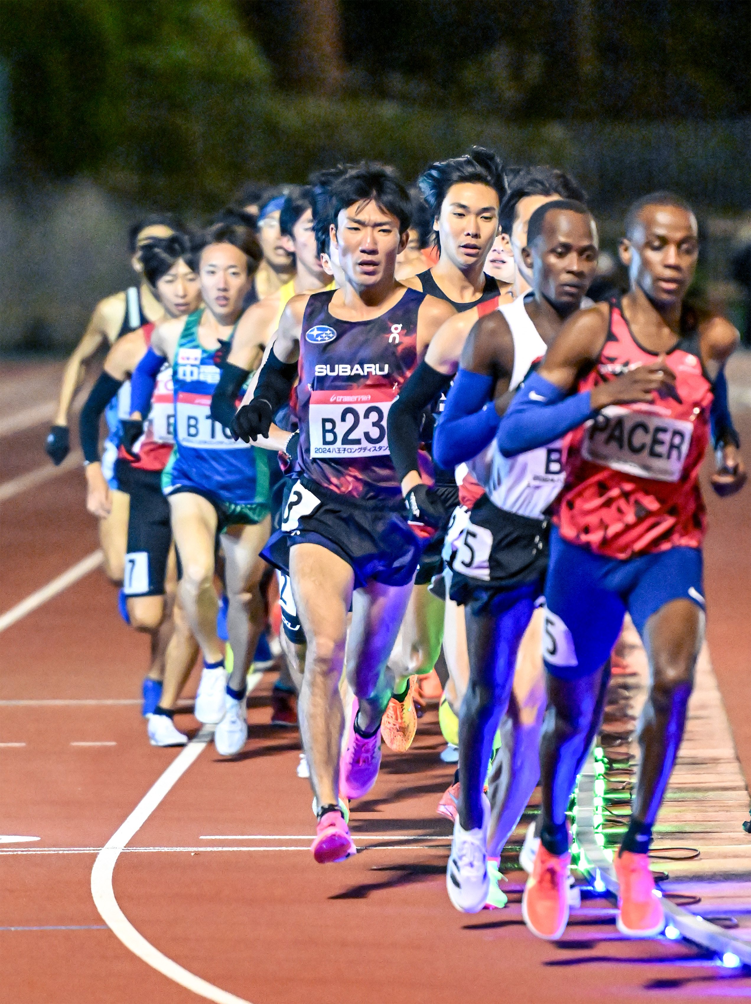 集団の中で駆け引きをする川田裕也選手