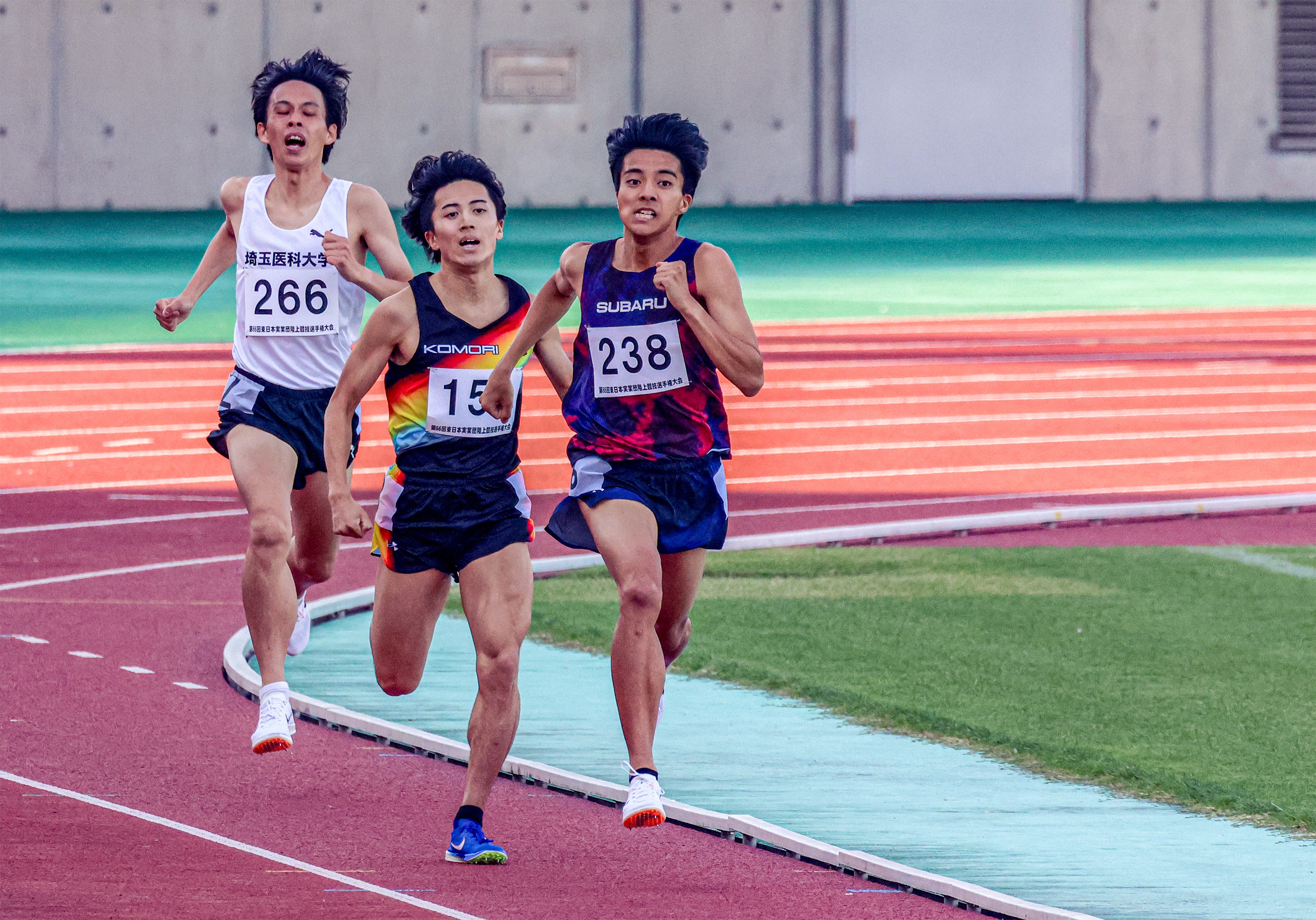 東日本実業団陸上1500mで1着でフィニッシュする小指卓也選手