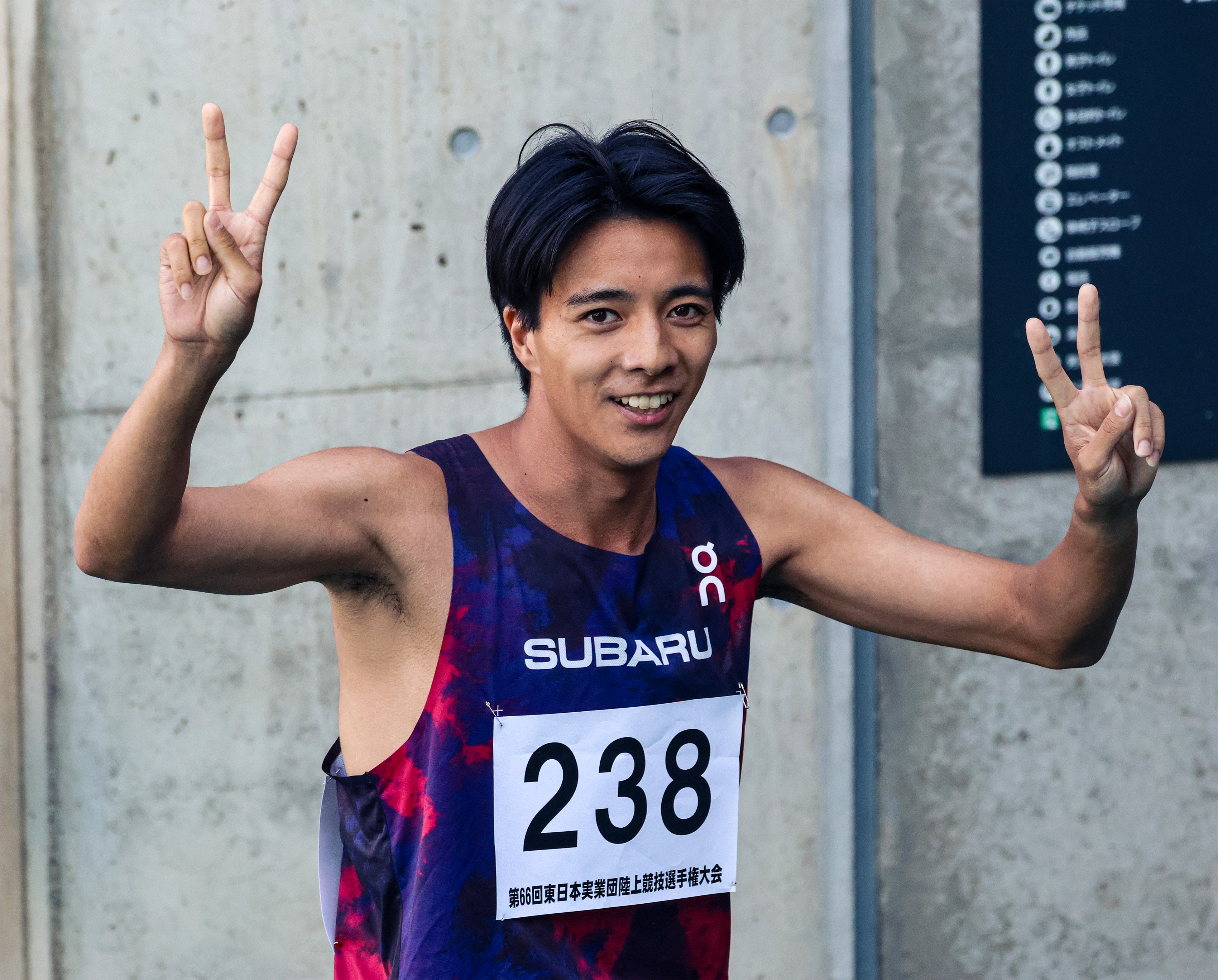 笑顔を見せる小指卓也選手