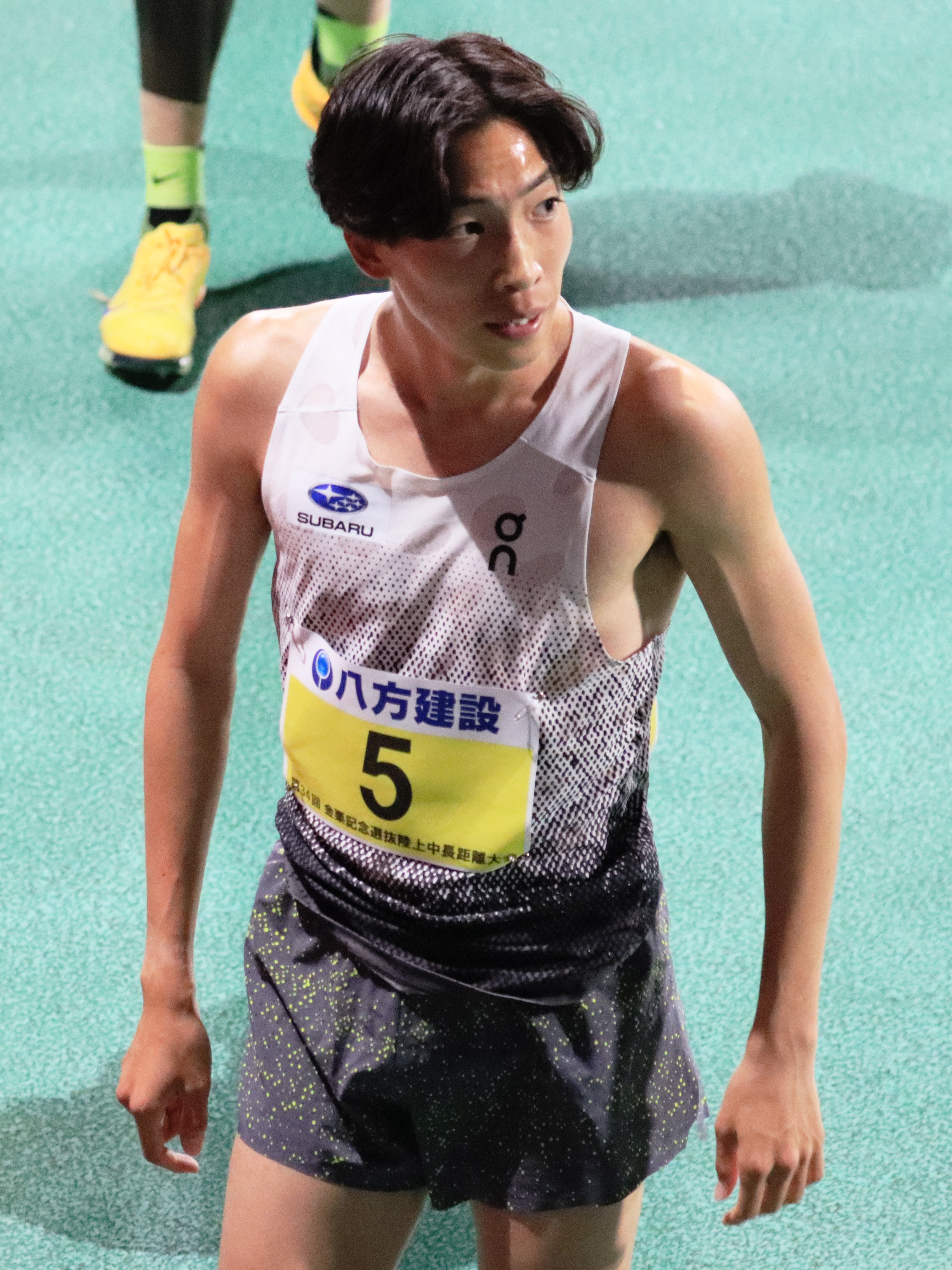 レース後に悔しさを見せる三浦龍司