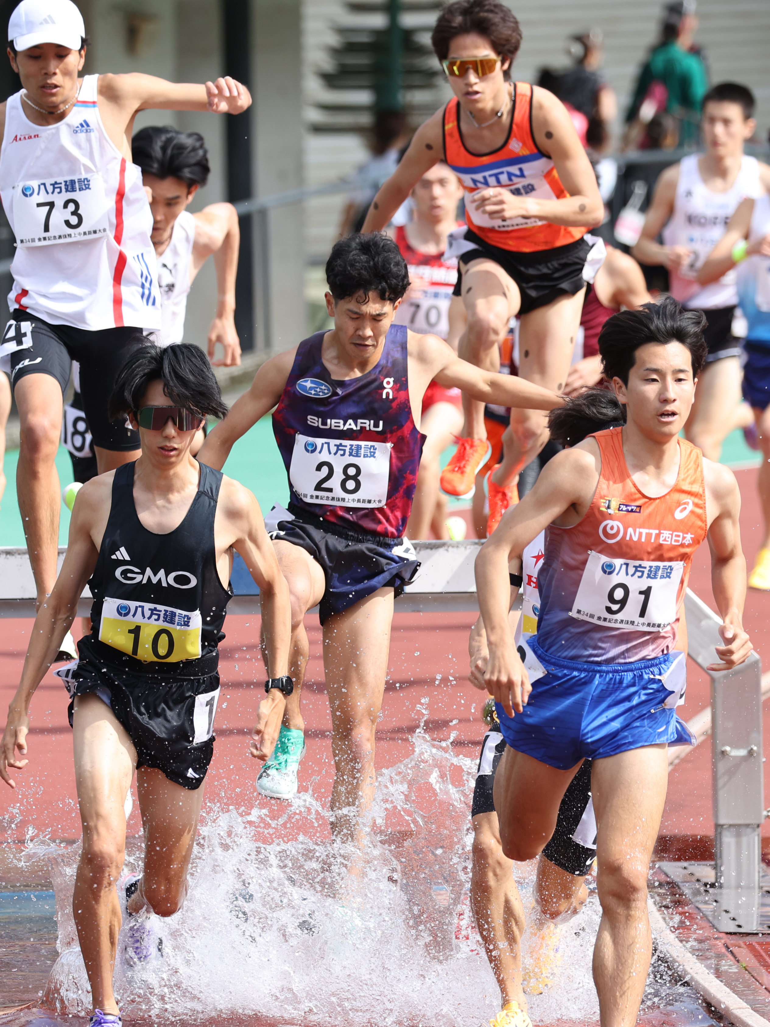 水濠を越える砂田晟弥