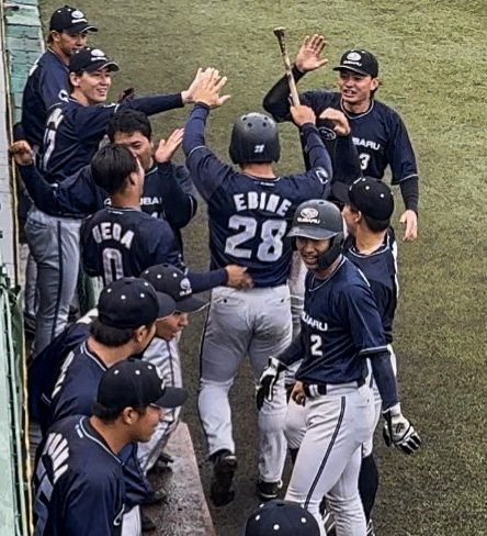 8回、山田知輝のタイムリーで海老根優大が生還、勝ち越しに沸き上がるベンチ
