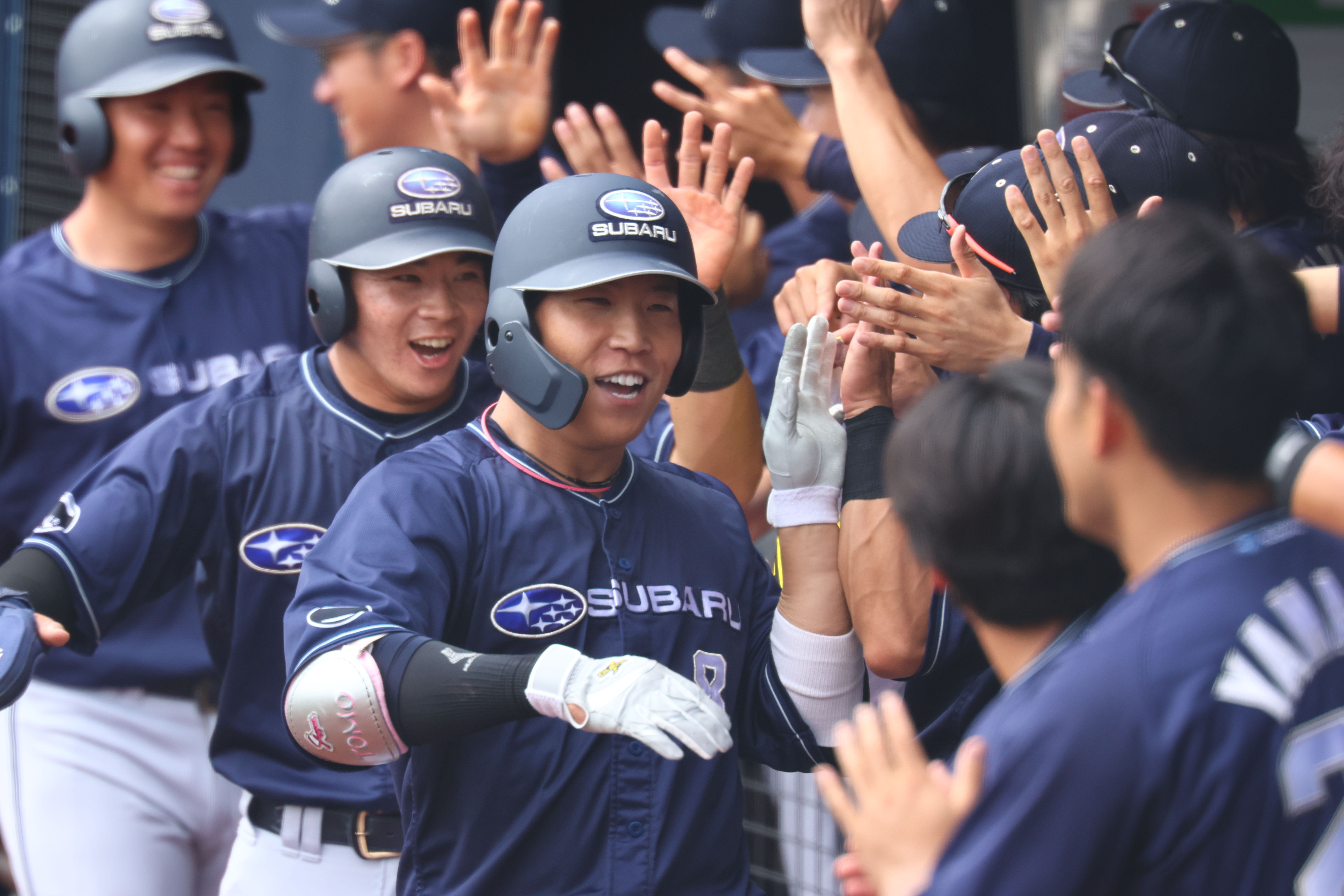 3点本塁打を放った森下智之を迎えるベンチ