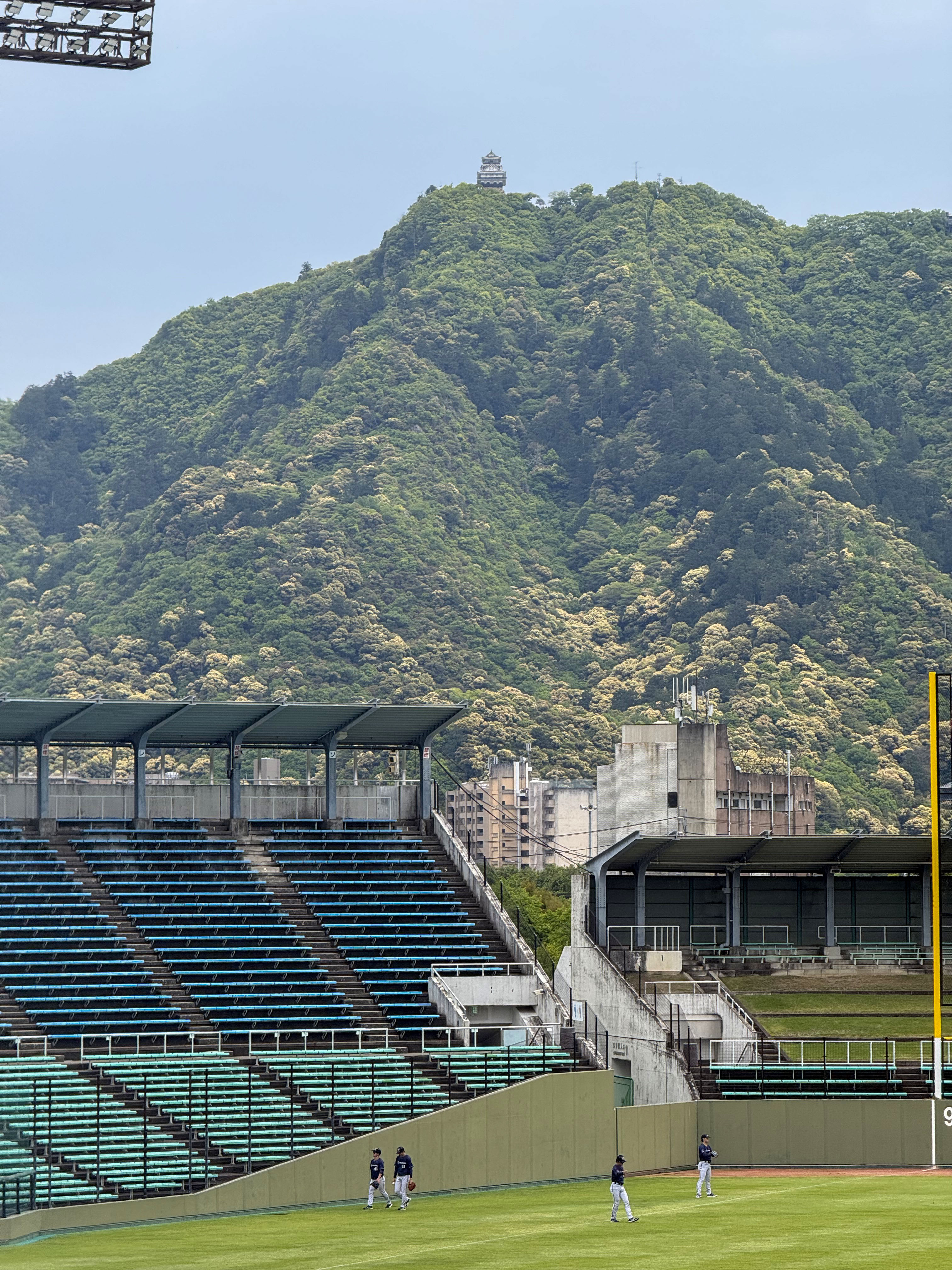 金華山と岐阜城を見上げられる長良川球場