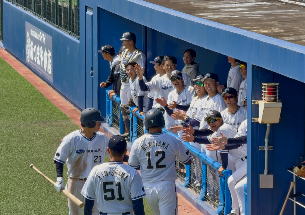 猛攻に沸き上がるベンチ