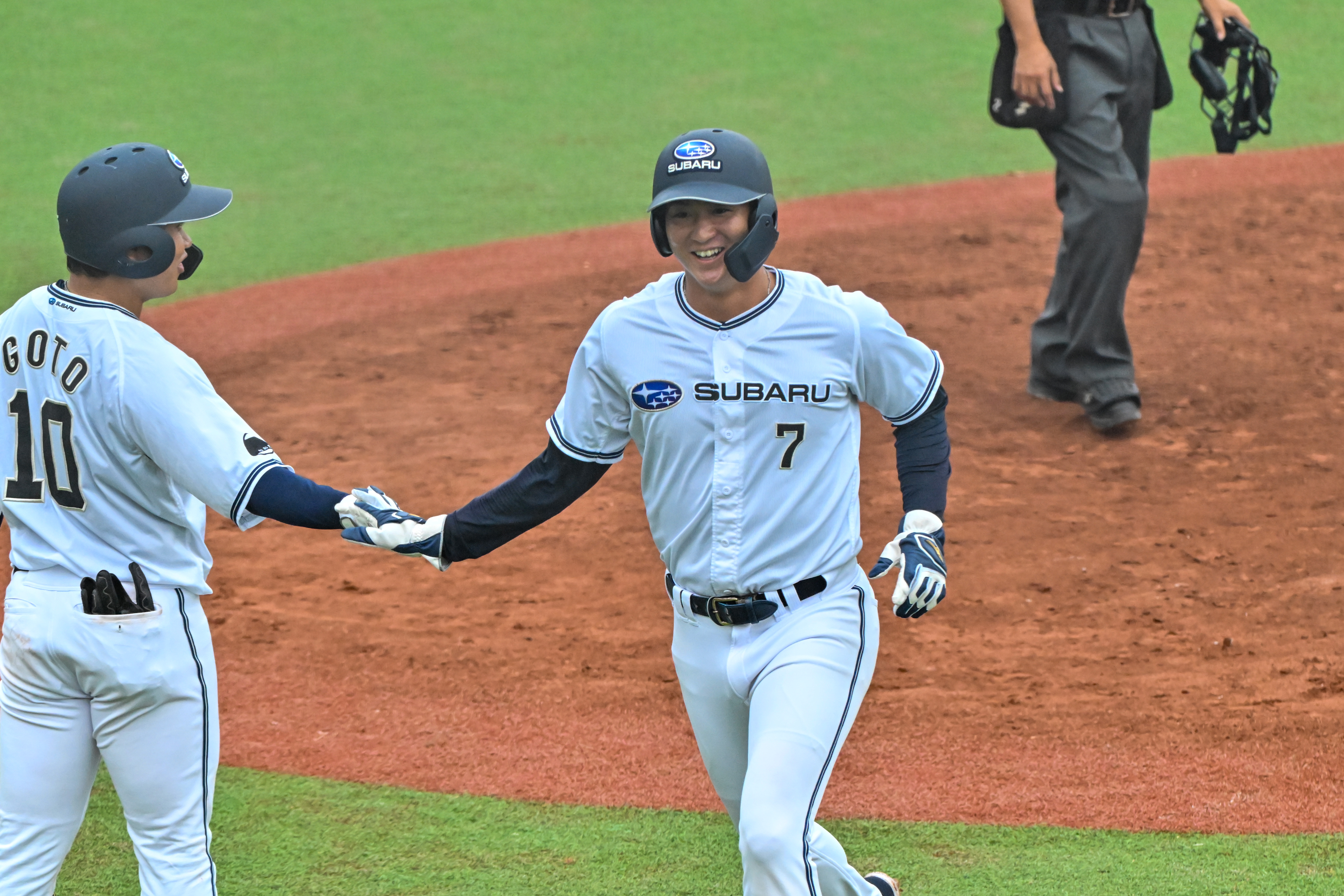 後藤克基選手とタッチを交わす藤原龍之介選手