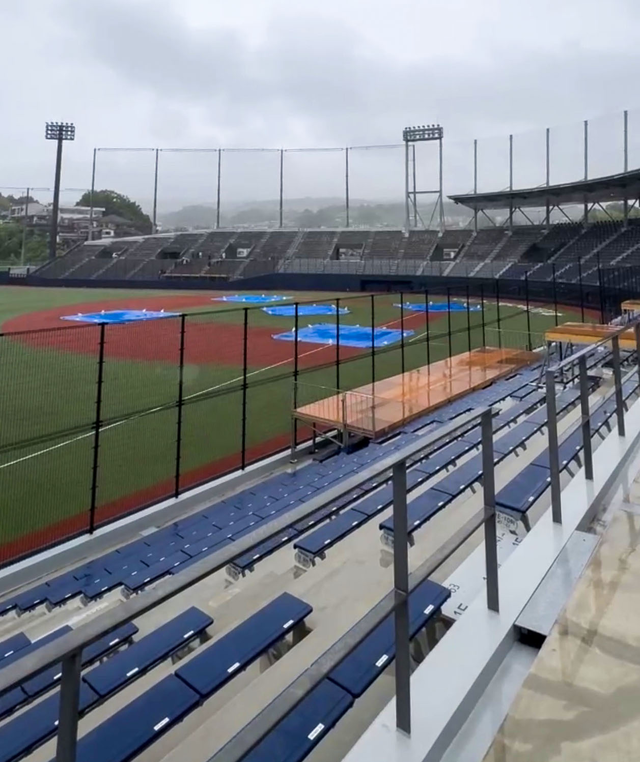 日立市池の川さくらスタジアムのスタンドとグラウンド