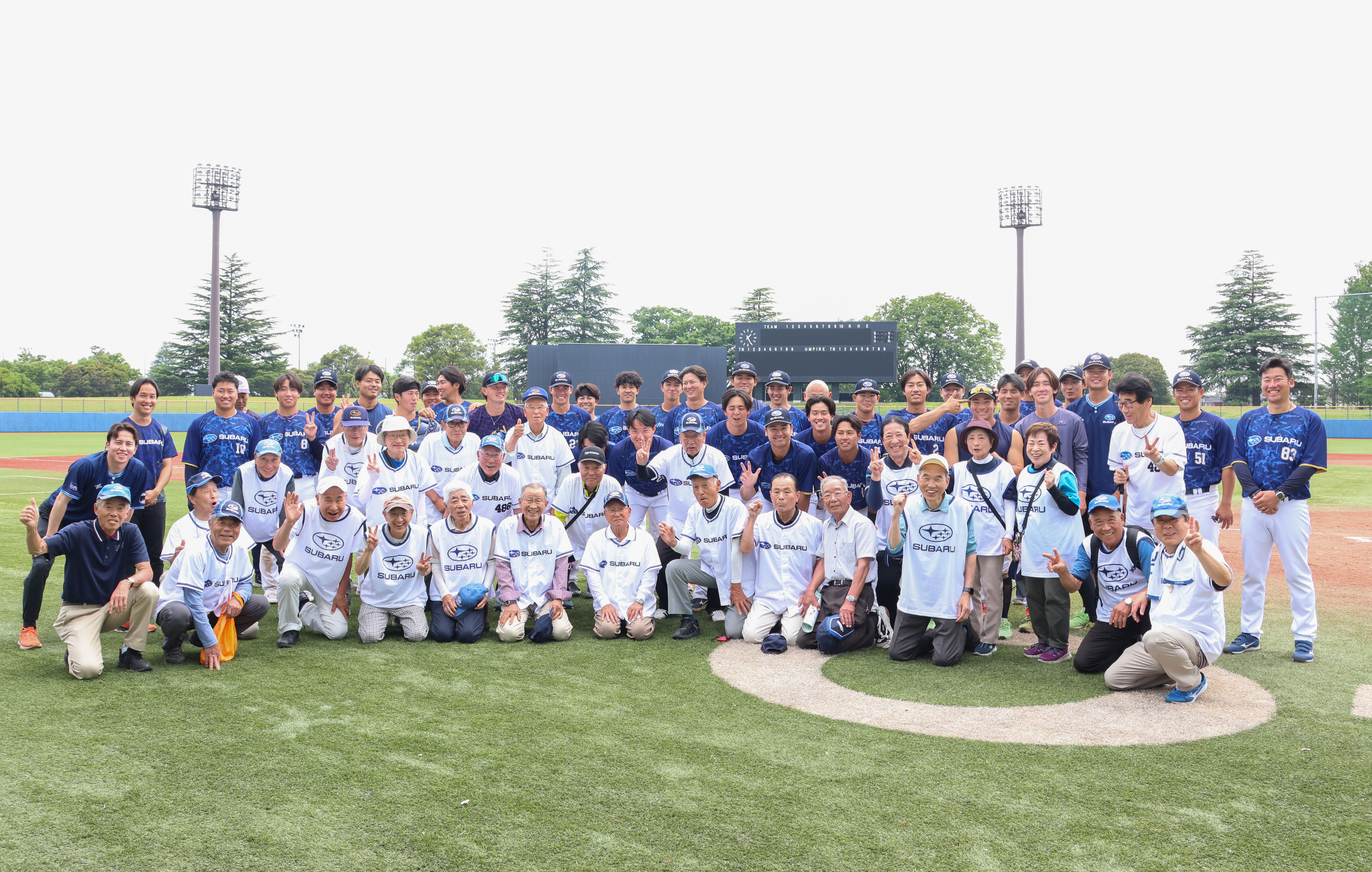 硬式野球部と支援する会の集合写真