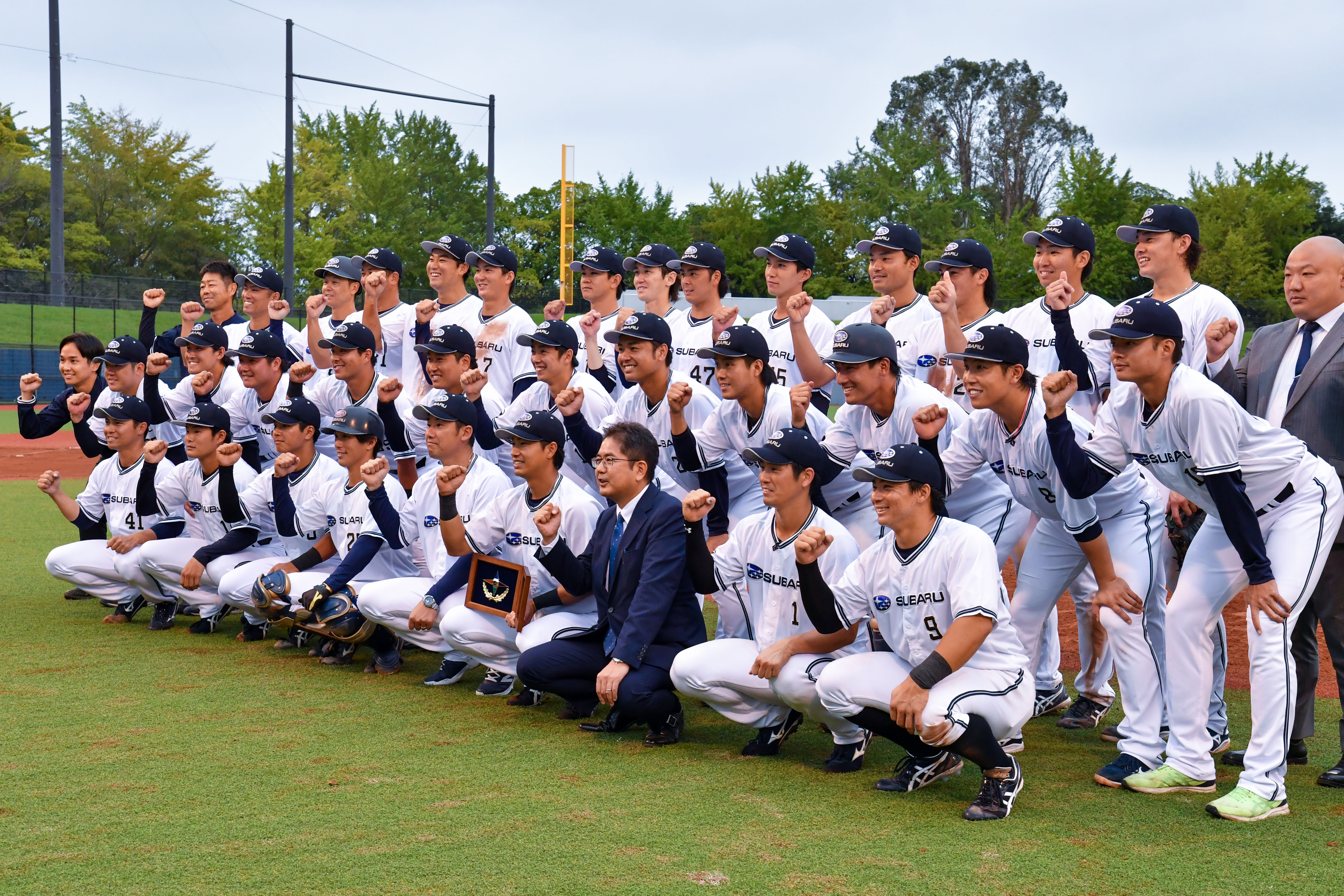 日本選手権出場を決め、ガッツポーズで記念撮影するSUBARU硬式野球部