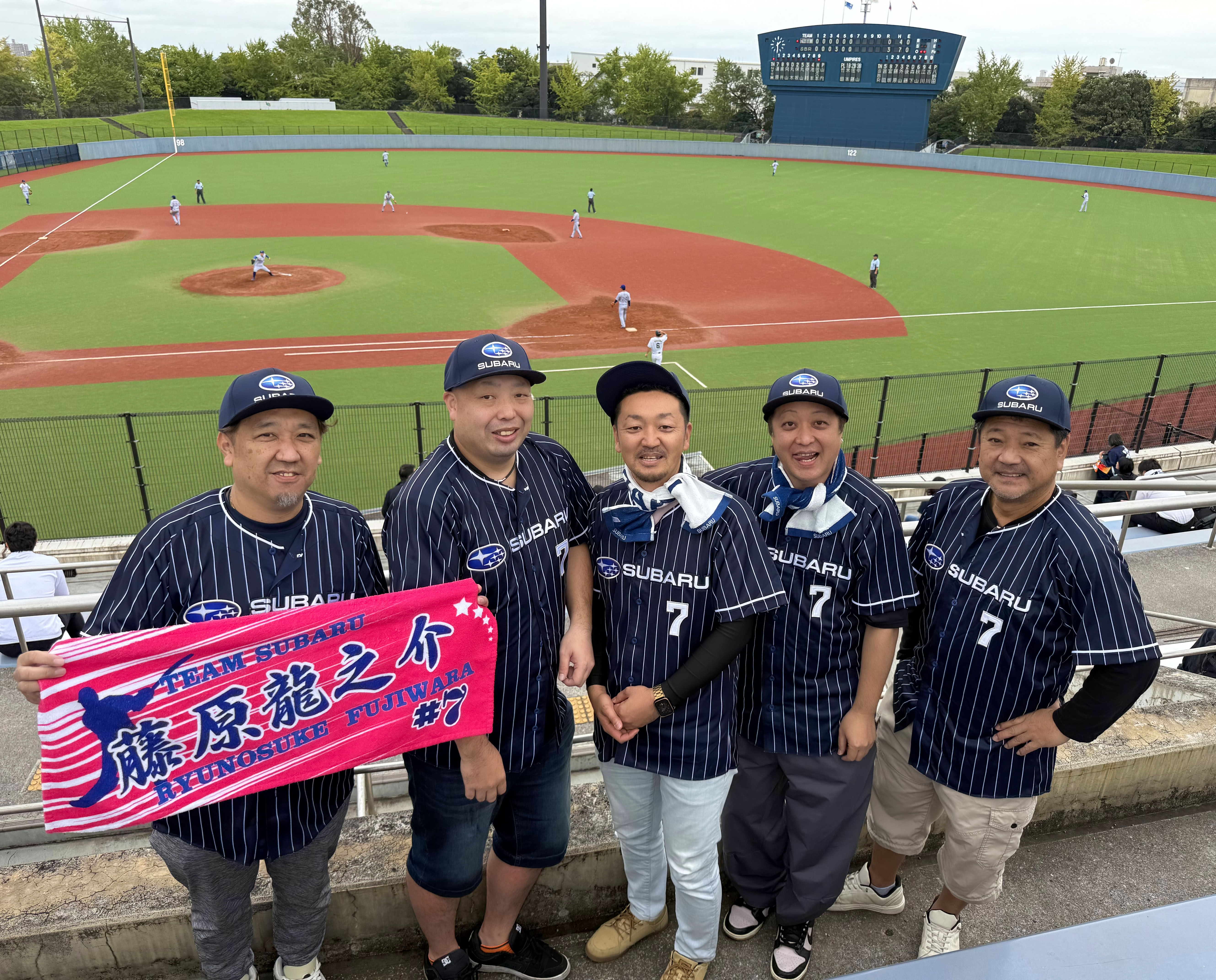 藤原龍之介選手のタオルを掲げる第2成形塗装課の皆さん