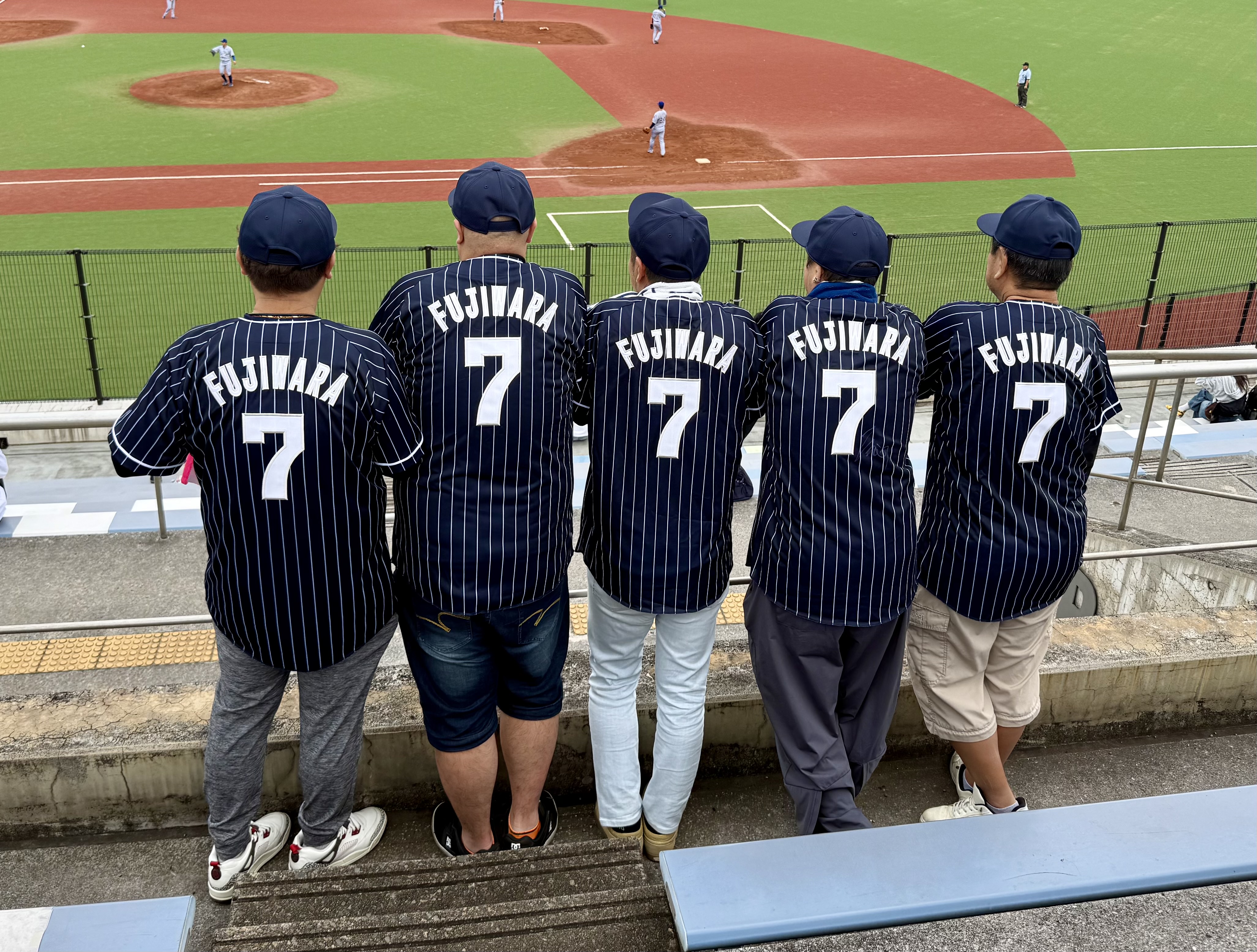 藤原龍之介のレプリカユニホームを着て応援する皆さんの後ろ姿